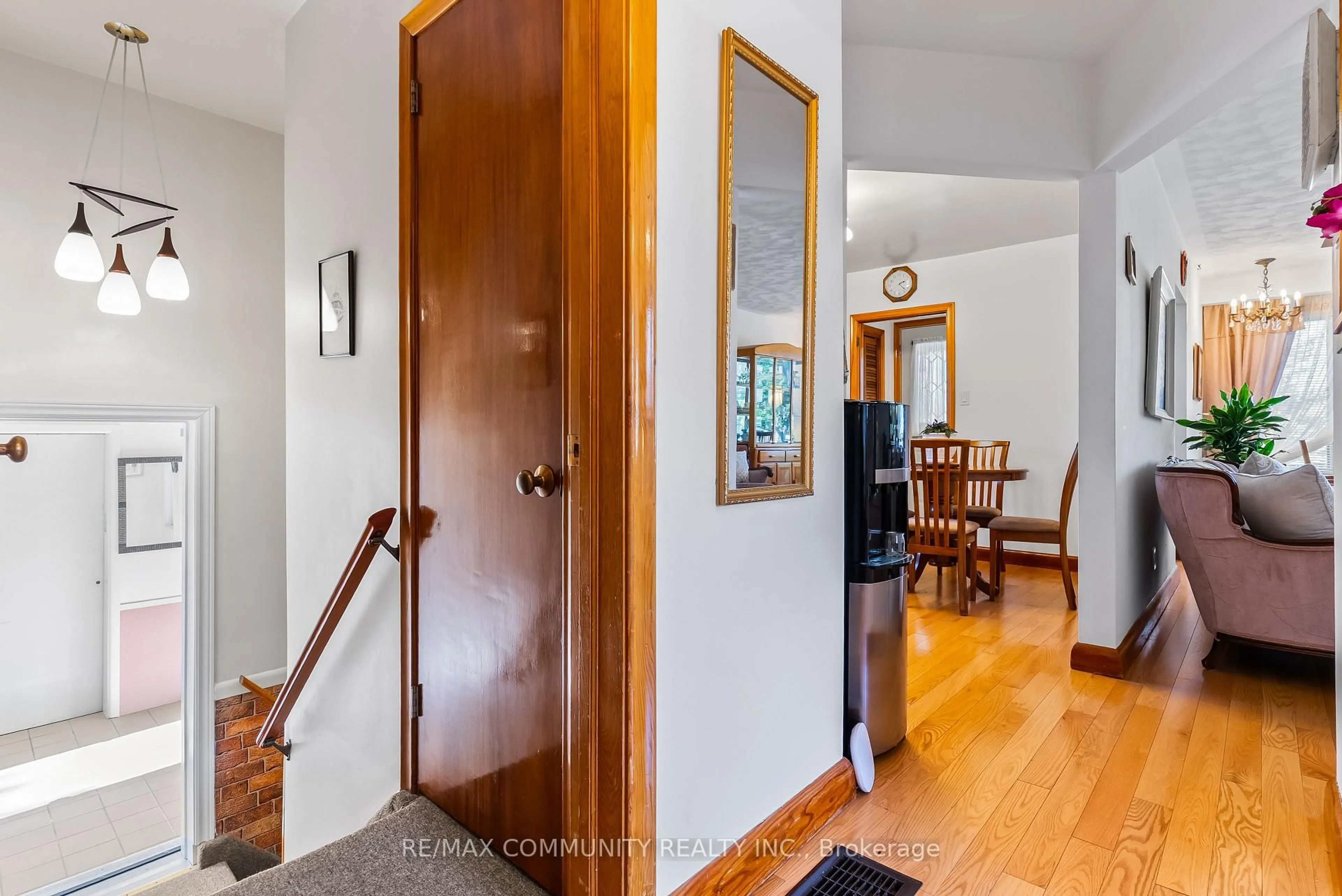 Indoor entryway for 287 John St, Midland Ontario L4R 2J6