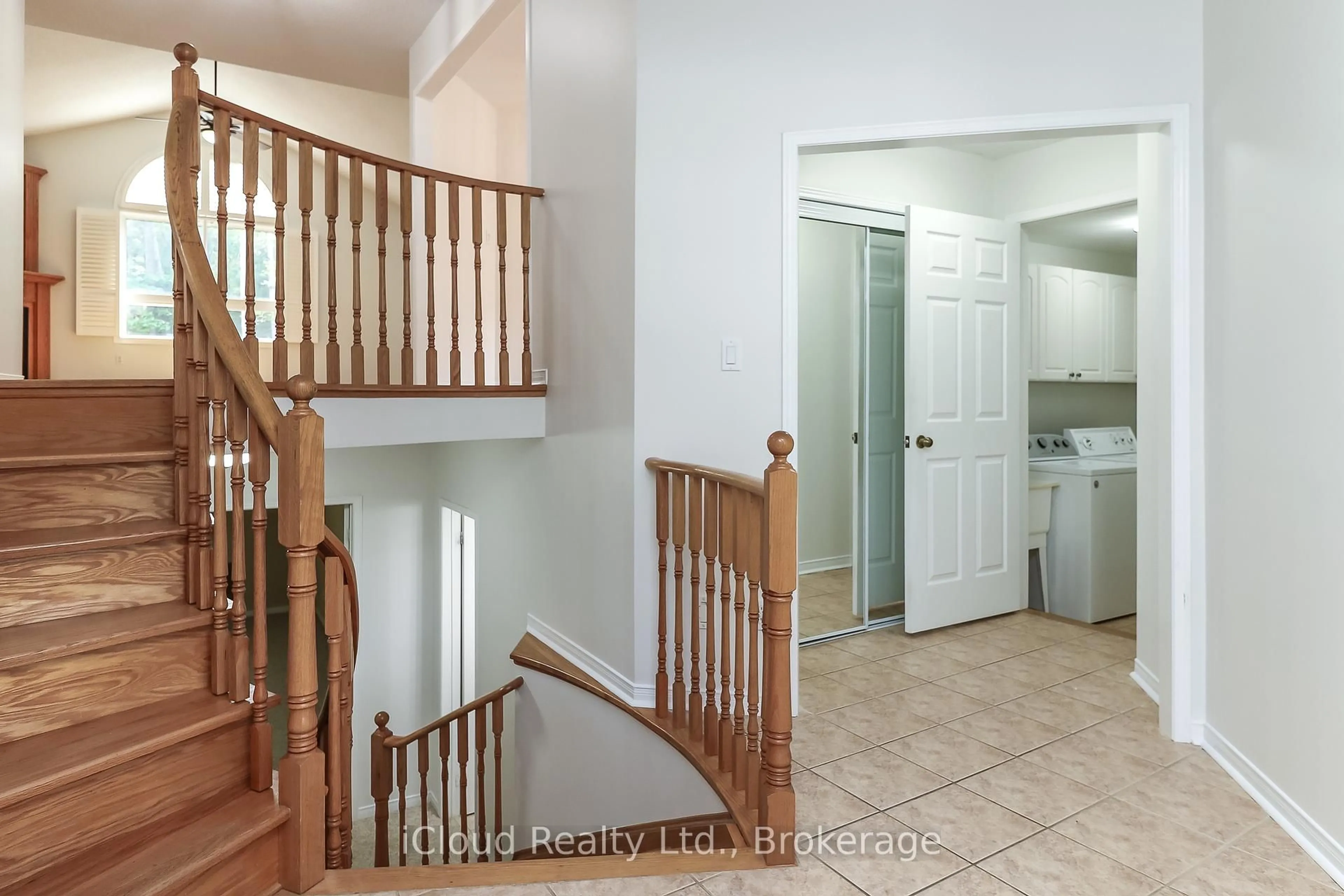 Indoor entryway for 154 Royal Beech Dr, Wasaga Beach Ontario L9Z 2N3