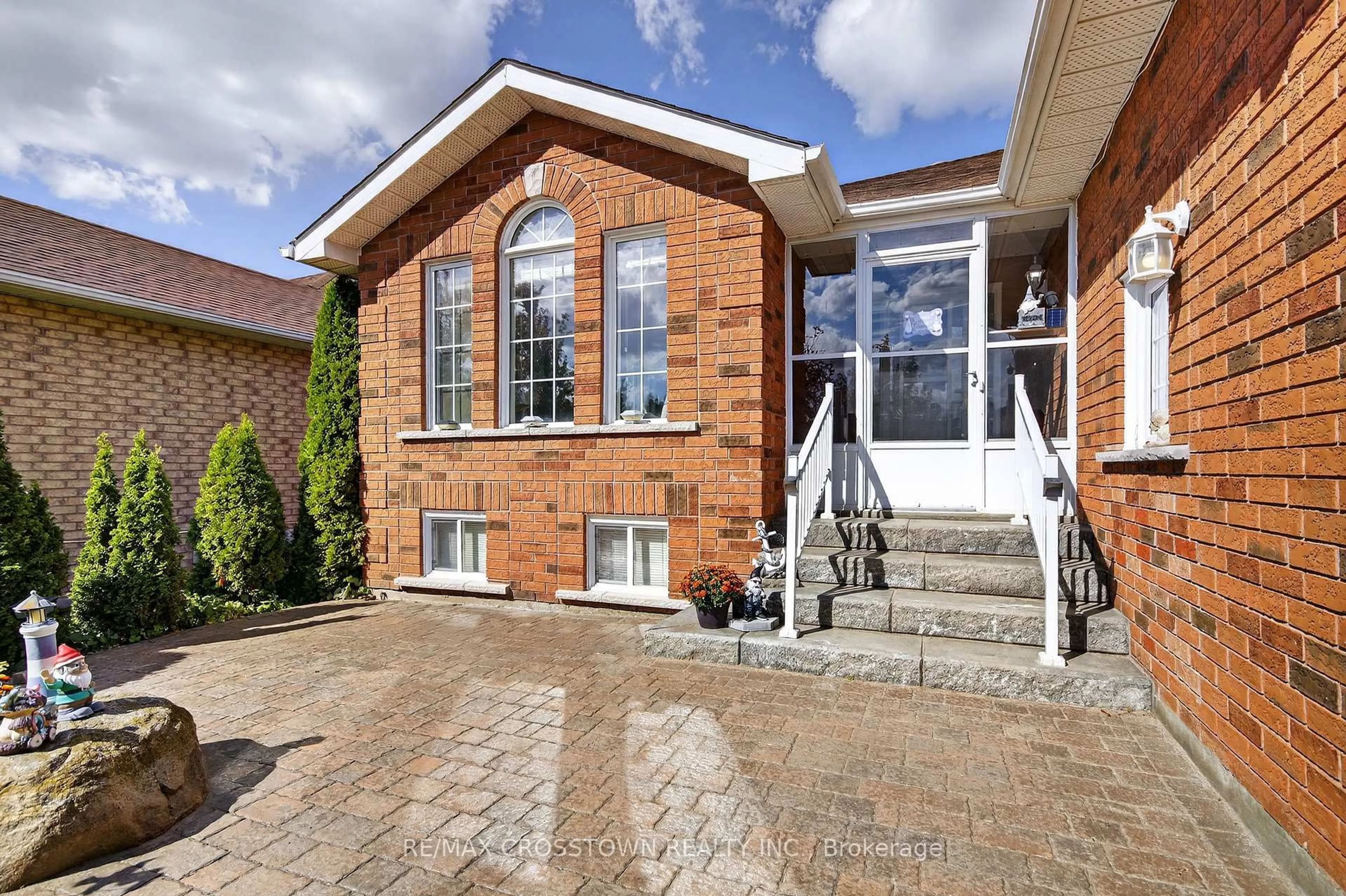 Home with brick exterior material, street for 330 Harvie Rd, Barrie Ontario L4N 8H7