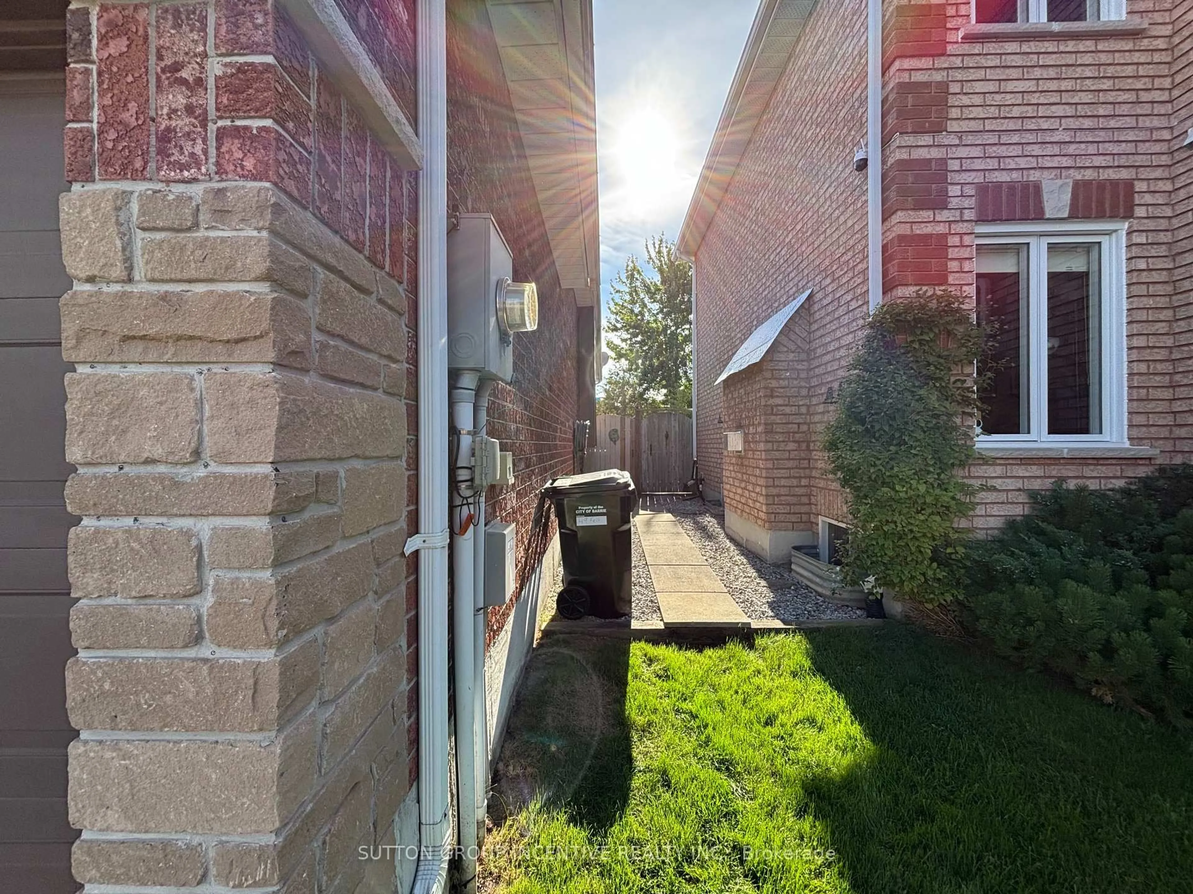 Unknown for 49 Felt Cres, Barrie Ontario L4N 8V1