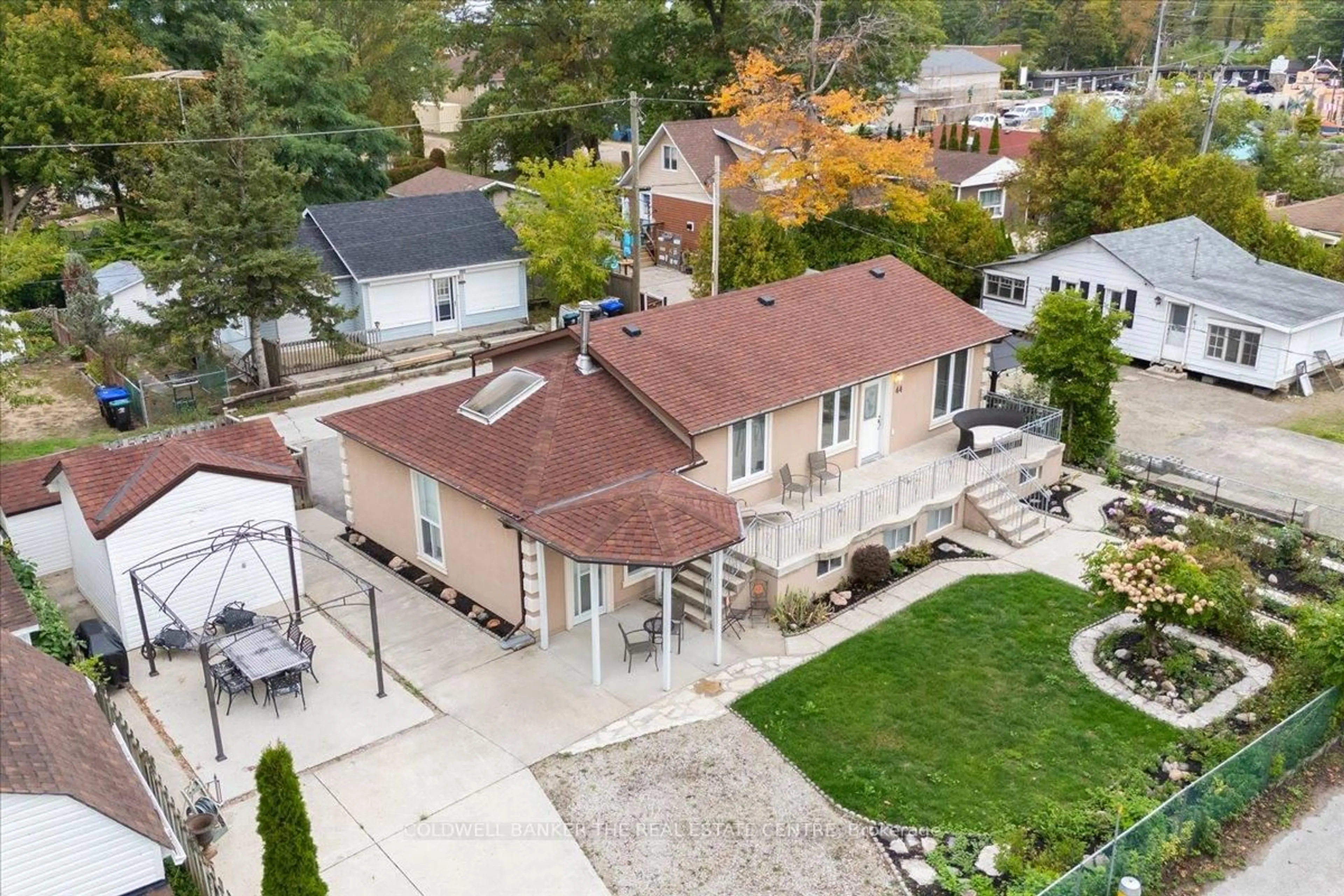 A pic from outside/outdoor area/front of a property/back of a property/a pic from drone, street for 44 Glenwood Dr, Wasaga Beach Ontario L9Z 2K5