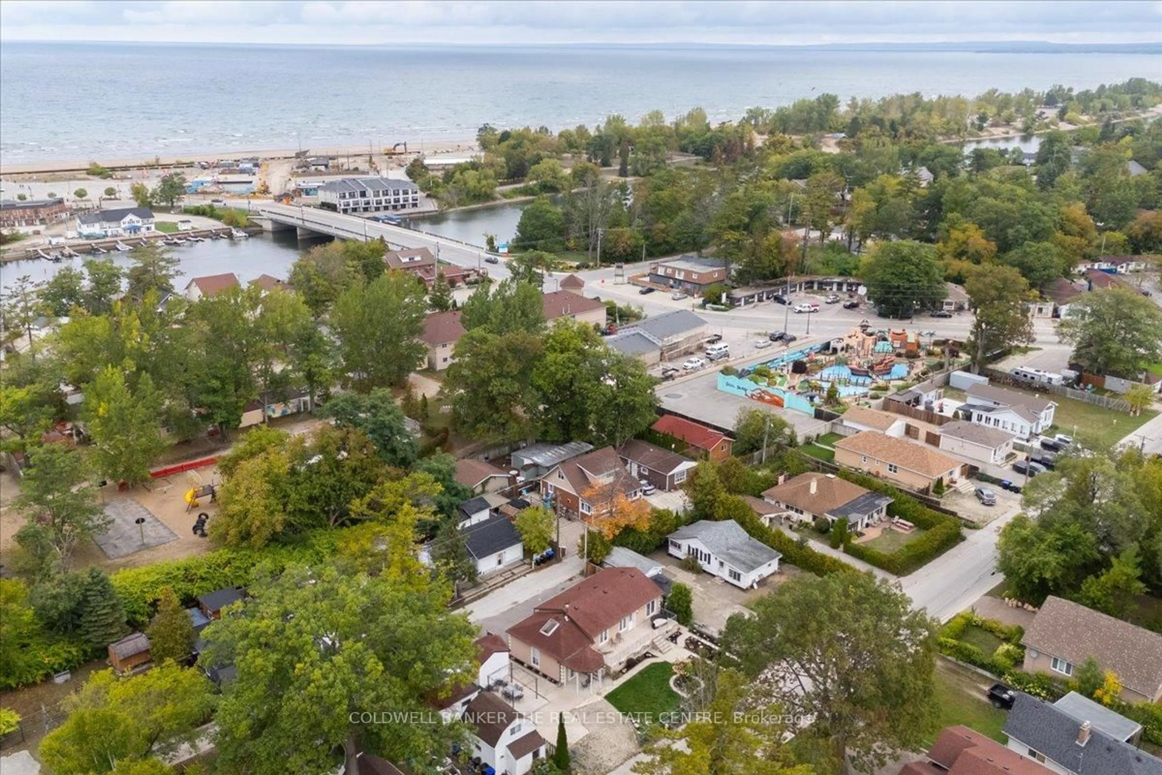 A pic from outside/outdoor area/front of a property/back of a property/a pic from drone, water/lake/river/ocean view for 44 Glenwood Dr, Wasaga Beach Ontario L9Z 2K5