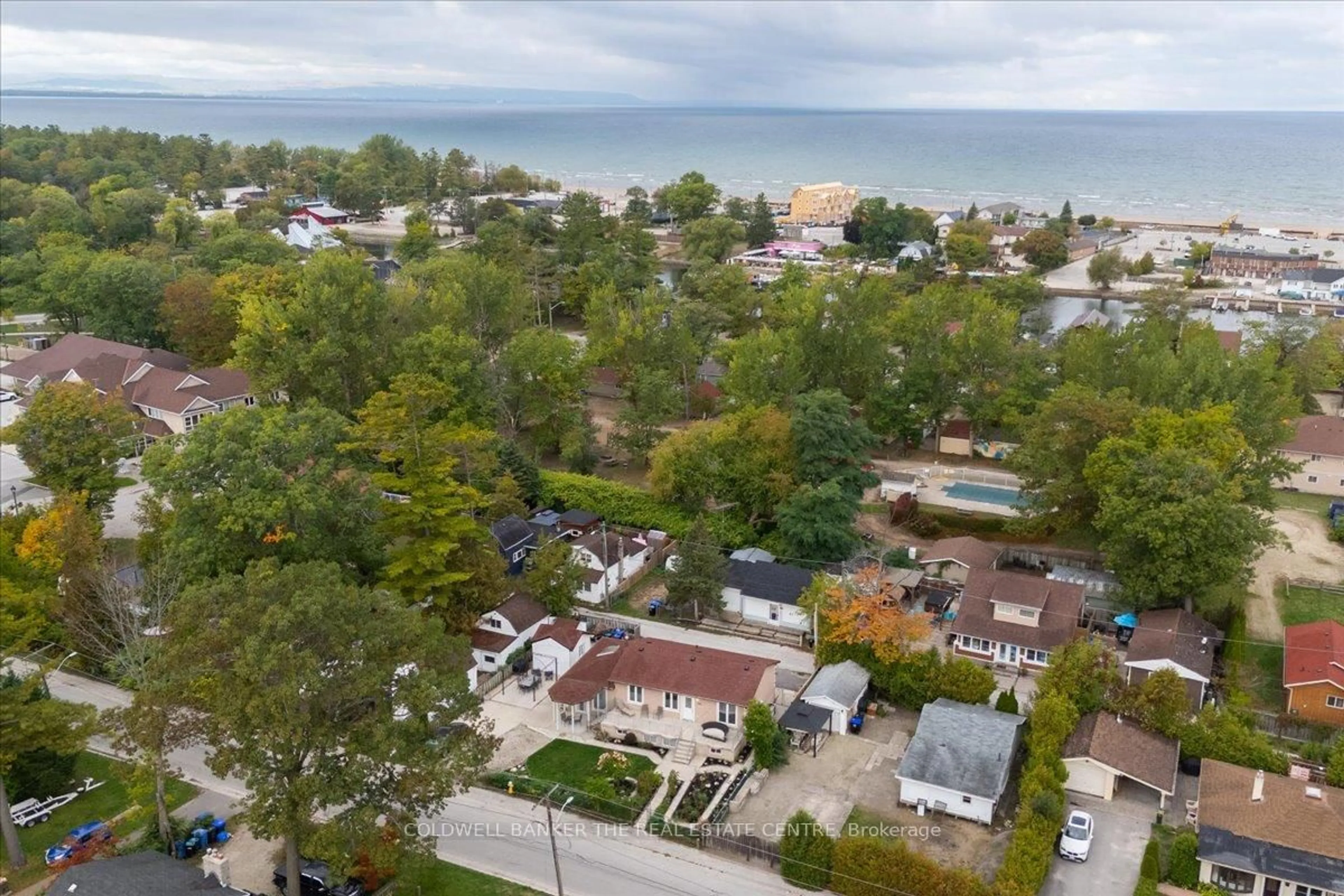 A pic from outside/outdoor area/front of a property/back of a property/a pic from drone, water/lake/river/ocean view for 44 Glenwood Dr, Wasaga Beach Ontario L9Z 2K5