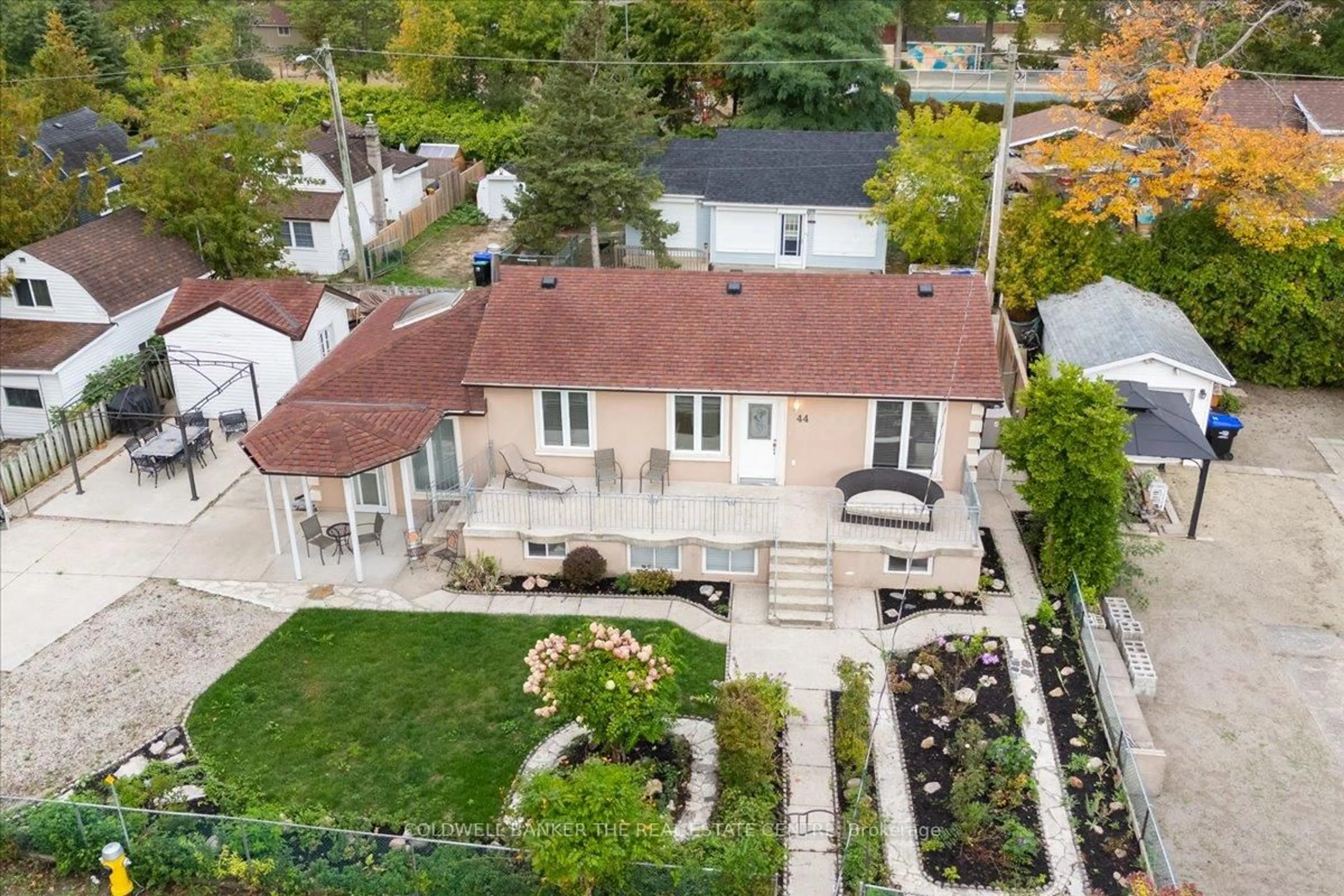 A pic from outside/outdoor area/front of a property/back of a property/a pic from drone, street for 44 Glenwood Dr, Wasaga Beach Ontario L9Z 2K5