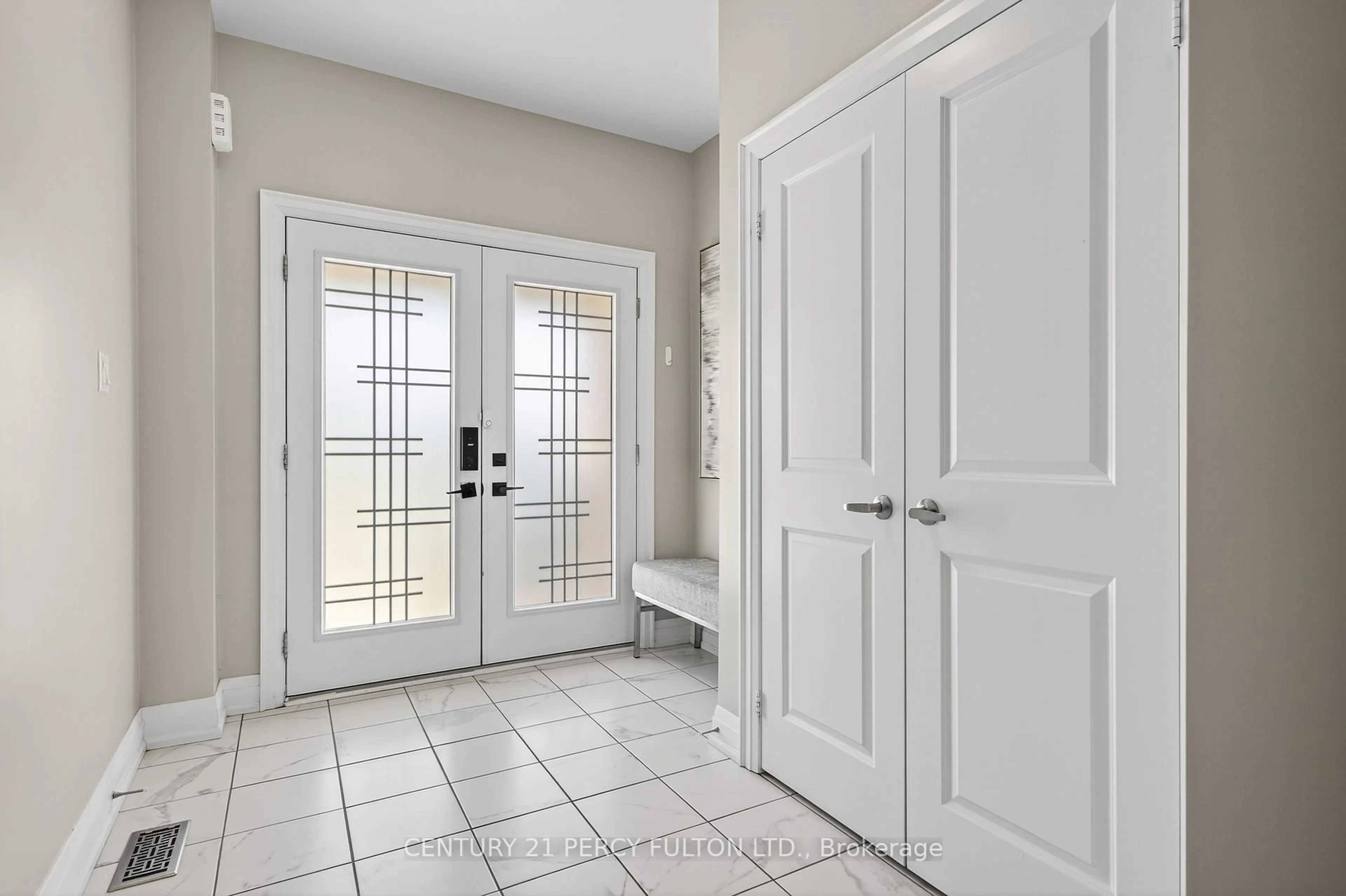 Indoor entryway for 3 Muirfield Dr, Barrie Ontario L4N 5E9