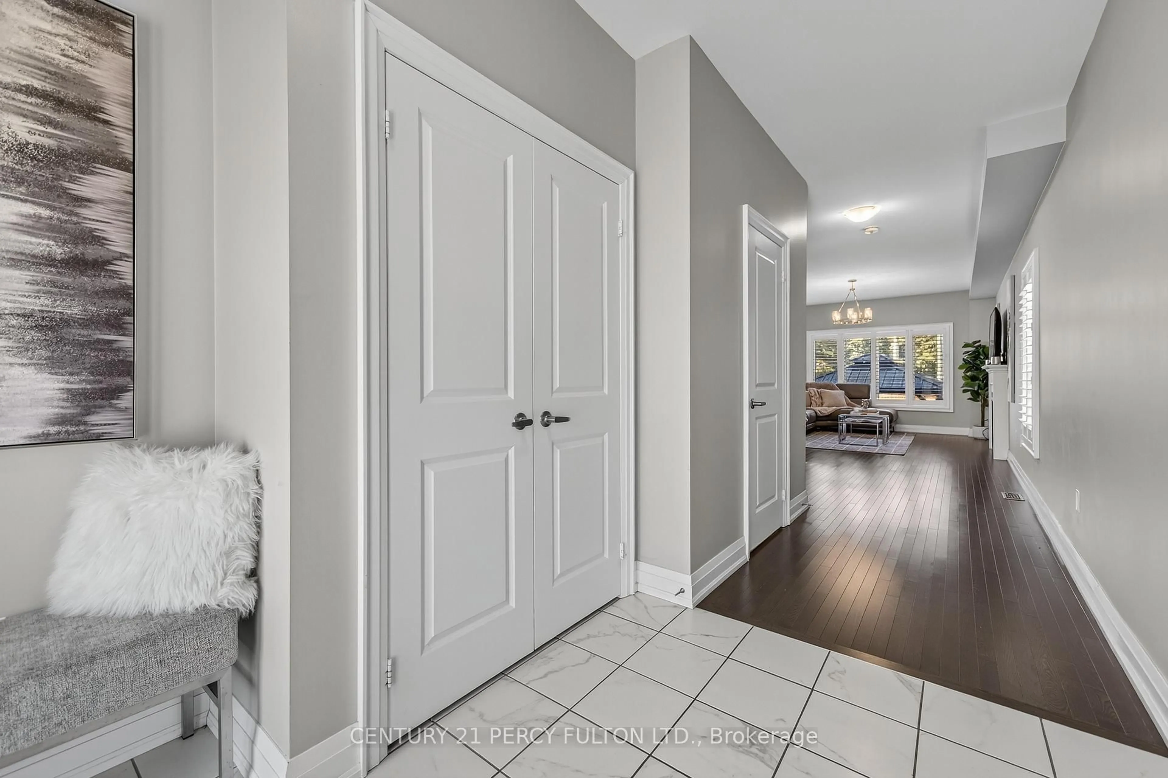 Indoor entryway for 3 Muirfield Dr, Barrie Ontario L4N 5E9