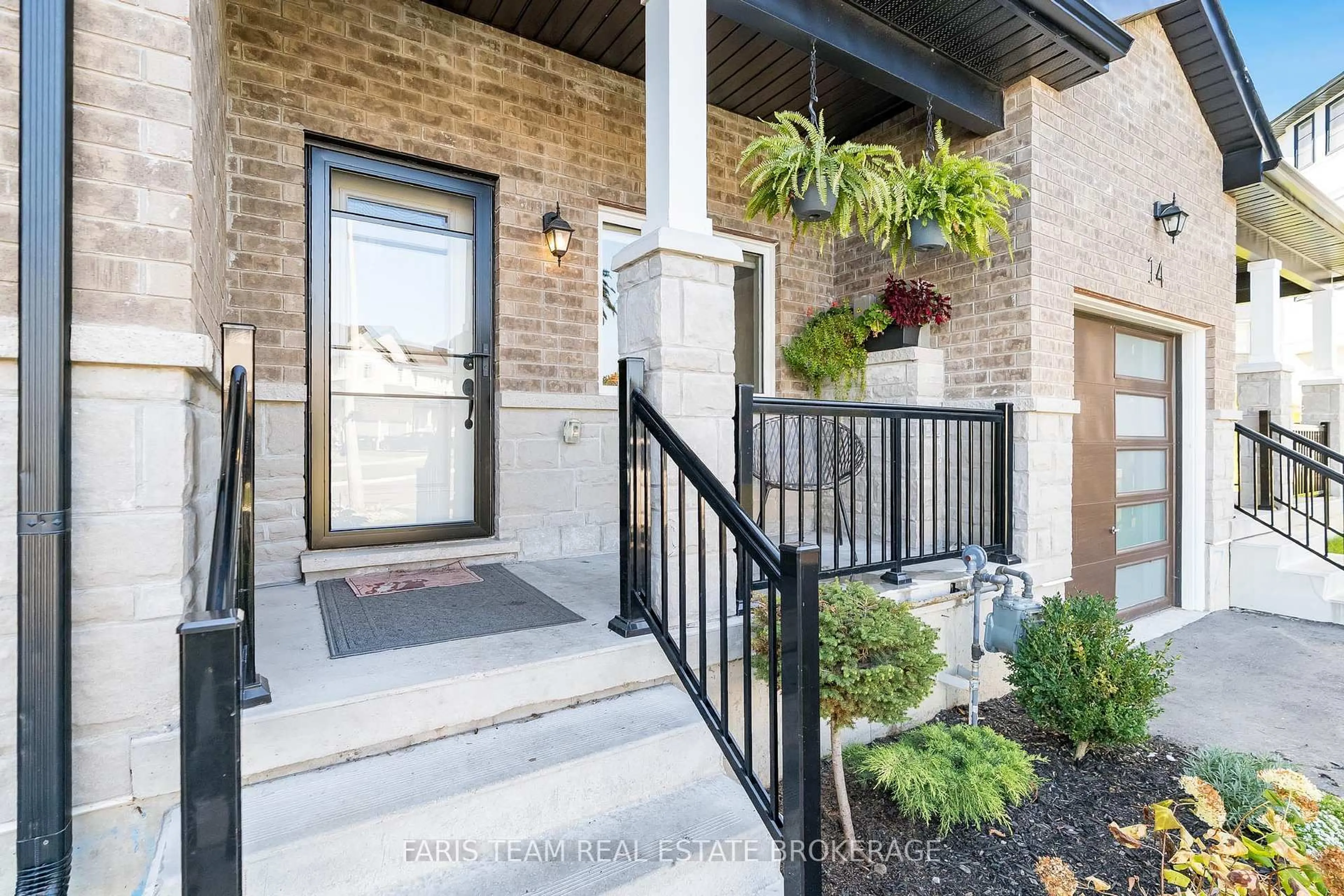 Indoor entryway for 16 Lahey Cres, Penetanguishene Ontario L9M 0W1