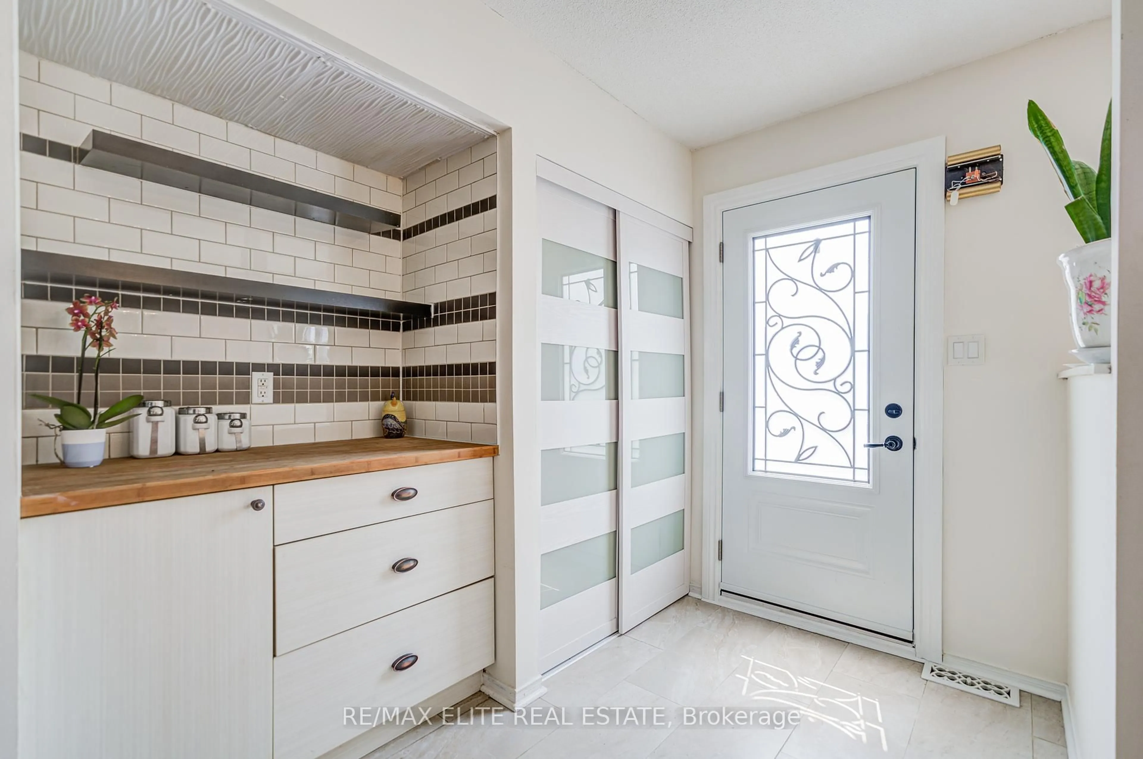 Indoor entryway for 222 Country Lane, Barrie Ontario L4N 0W1
