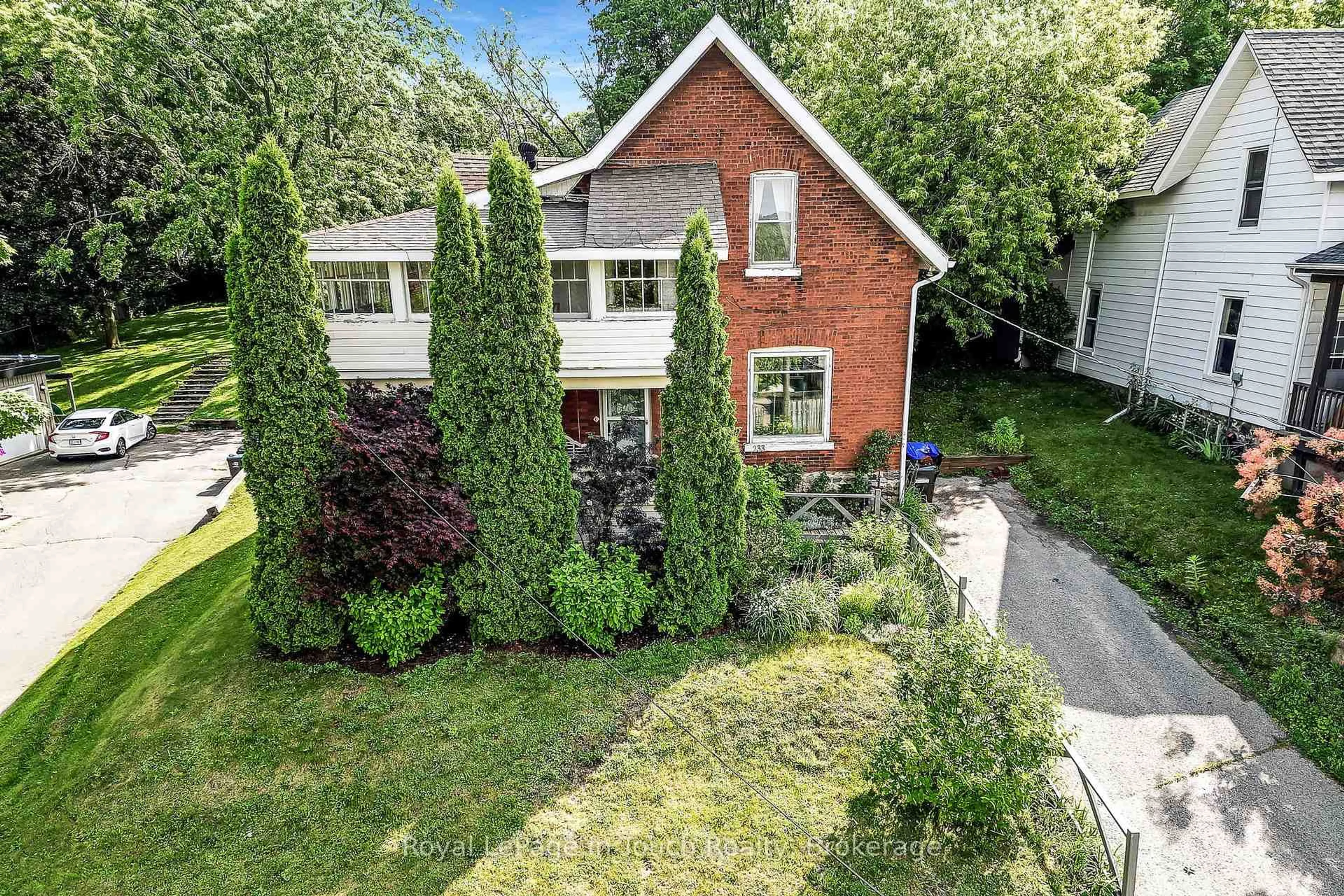 A pic from outside/outdoor area/front of a property/back of a property/a pic from drone, street for 233 Queen St, Midland Ontario L4R 3G9
