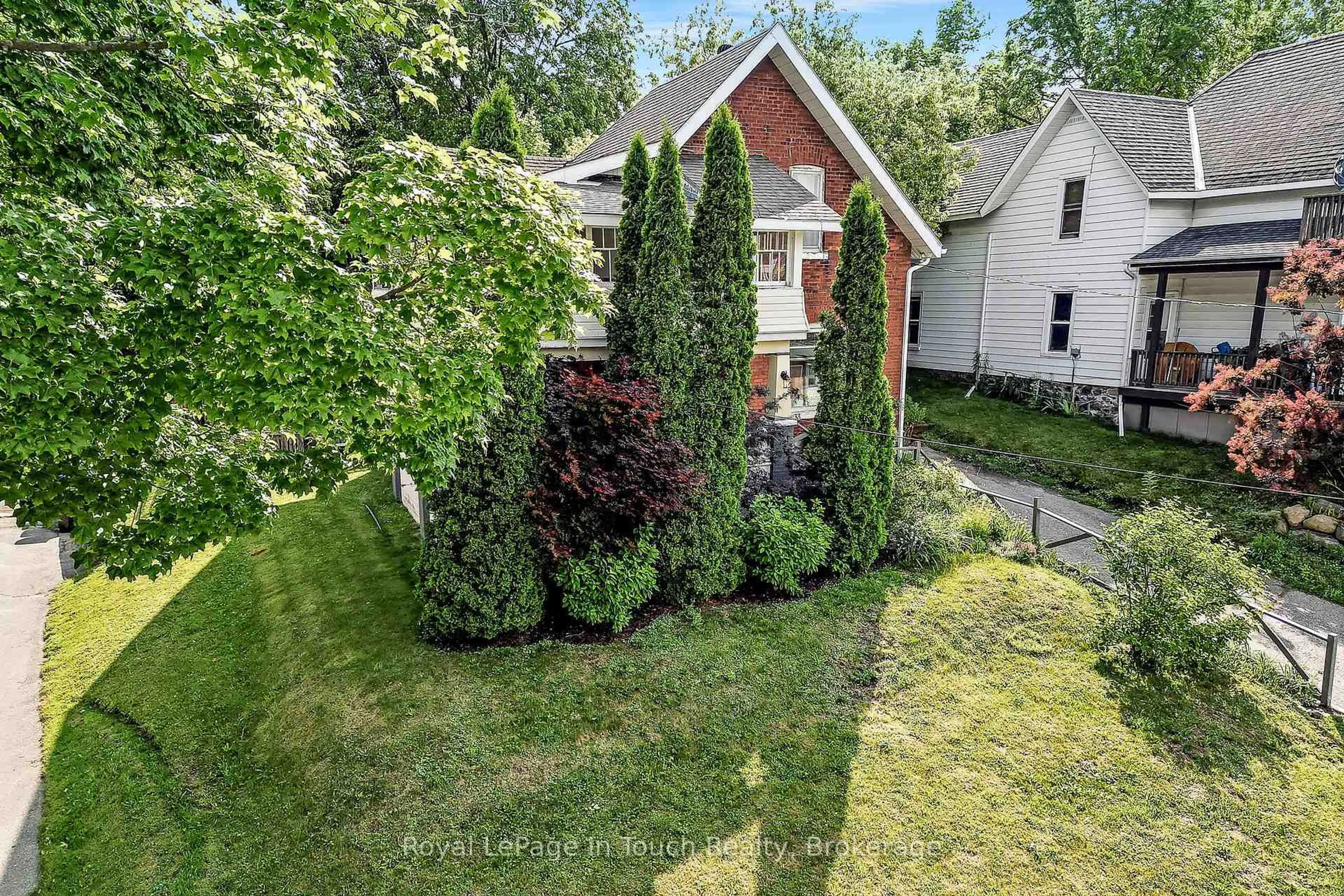 A pic from outside/outdoor area/front of a property/back of a property/a pic from drone, street for 233 Queen St, Midland Ontario L4R 3G9