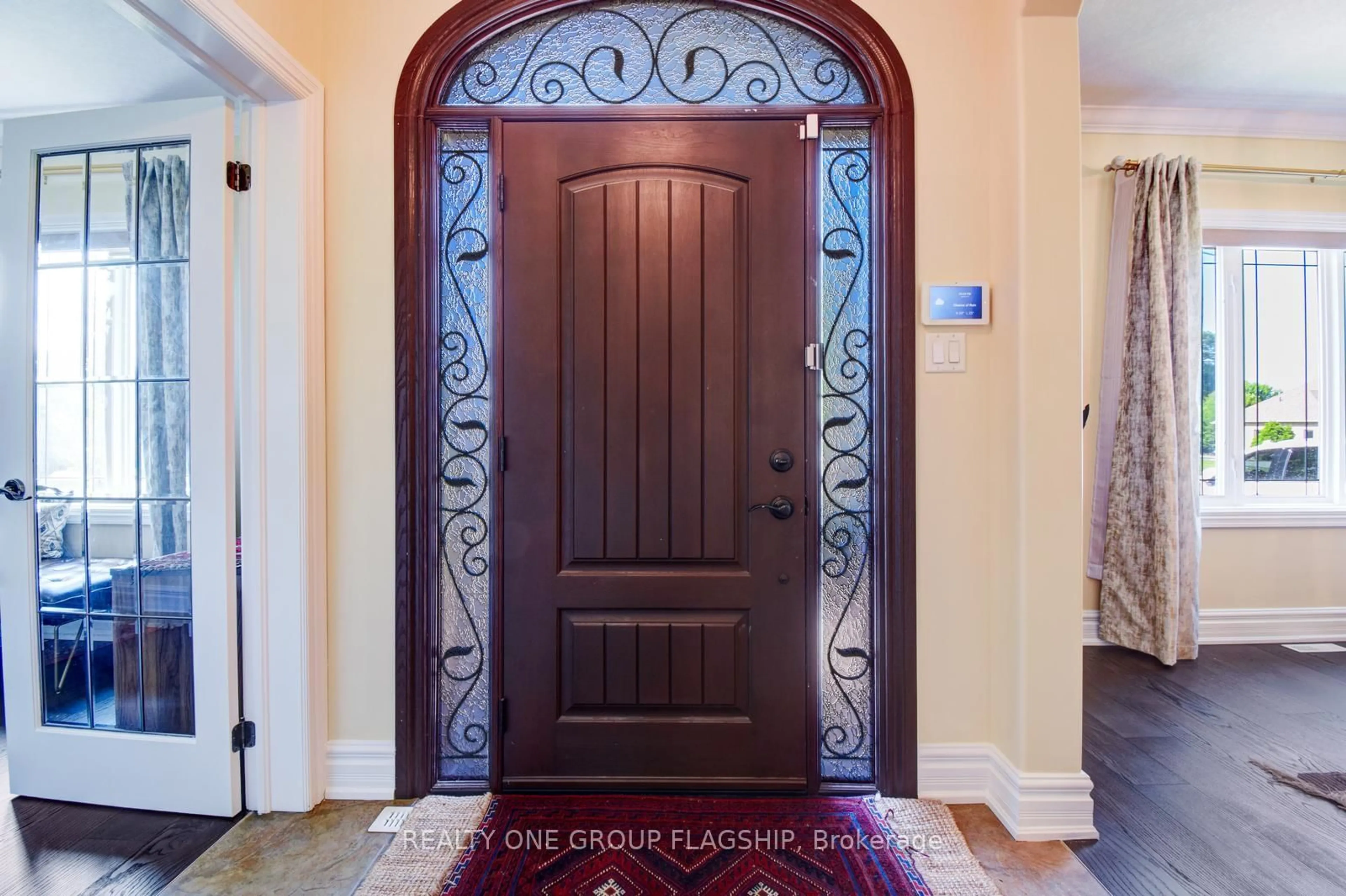 Indoor entryway for 24 Wendat Tr, Springwater Ontario L4M 6T4