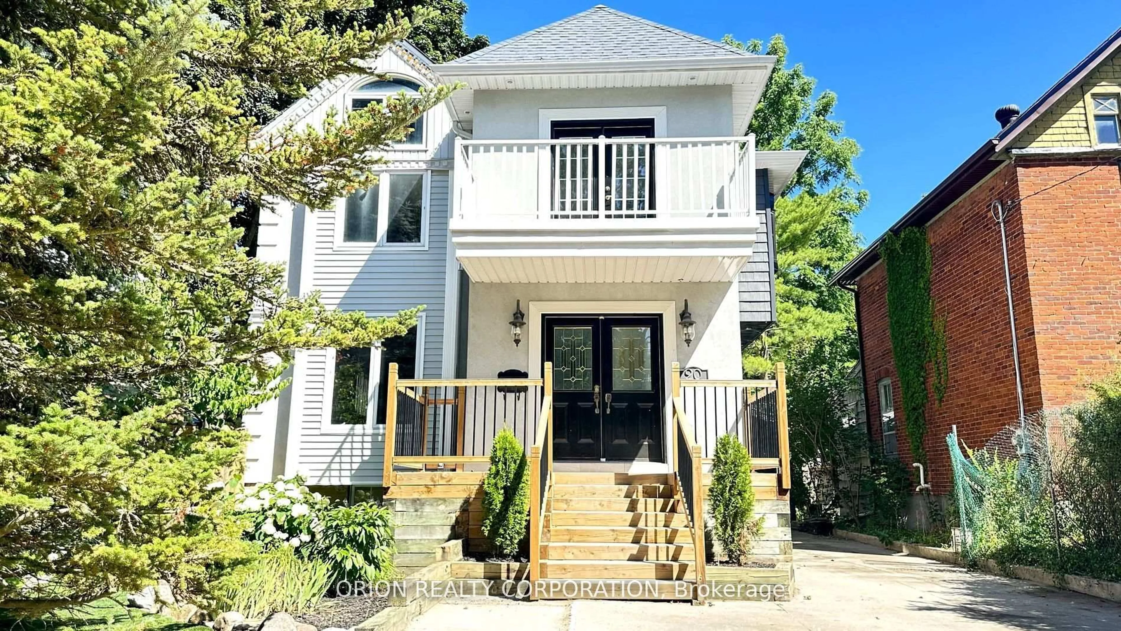 Home with vinyl exterior material, street for 20 Holgate St, Barrie Ontario L4N 2T5