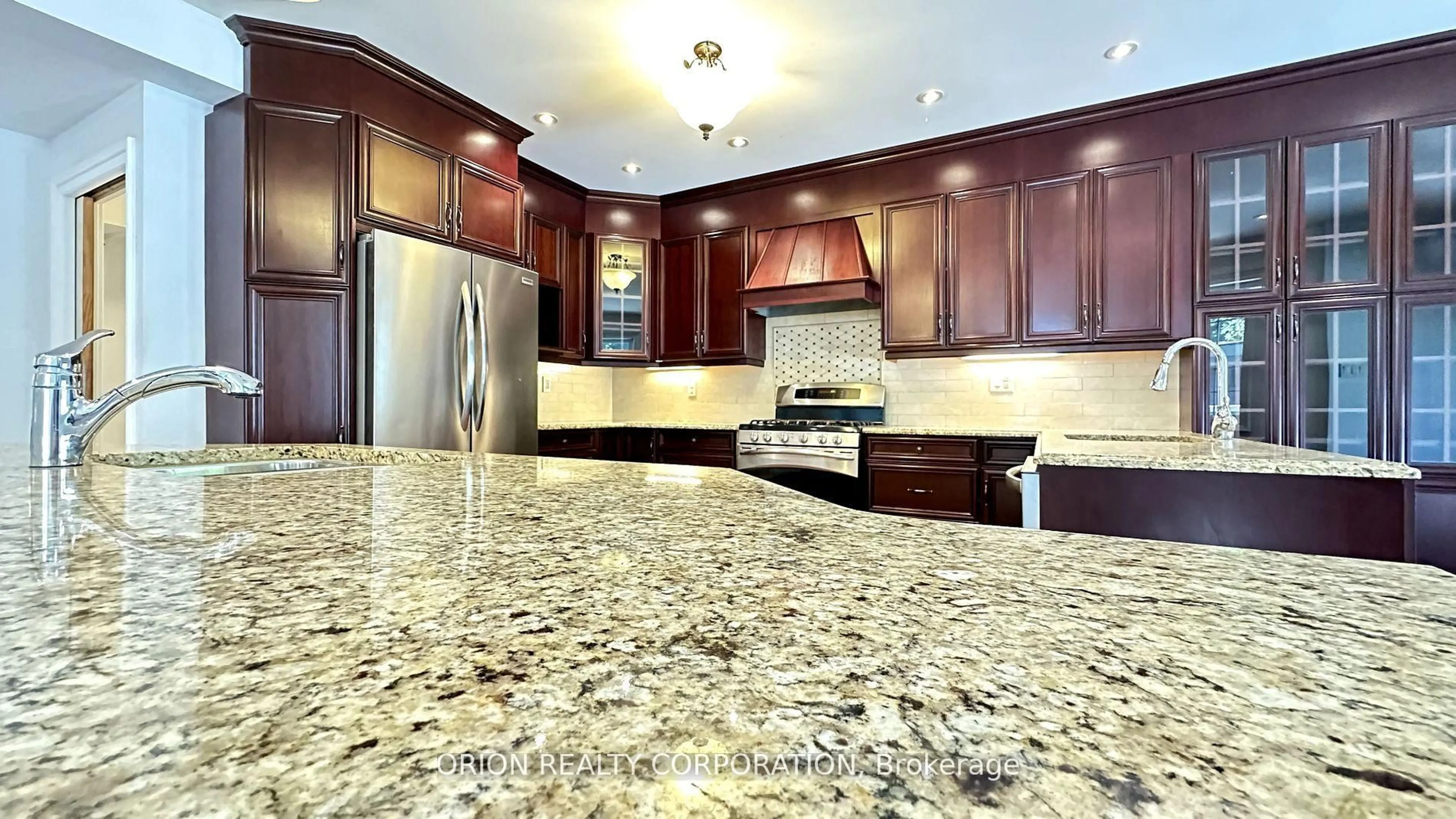 Open concept kitchen, ceramic/tile floor for 20 Holgate St, Barrie Ontario L4N 2T5