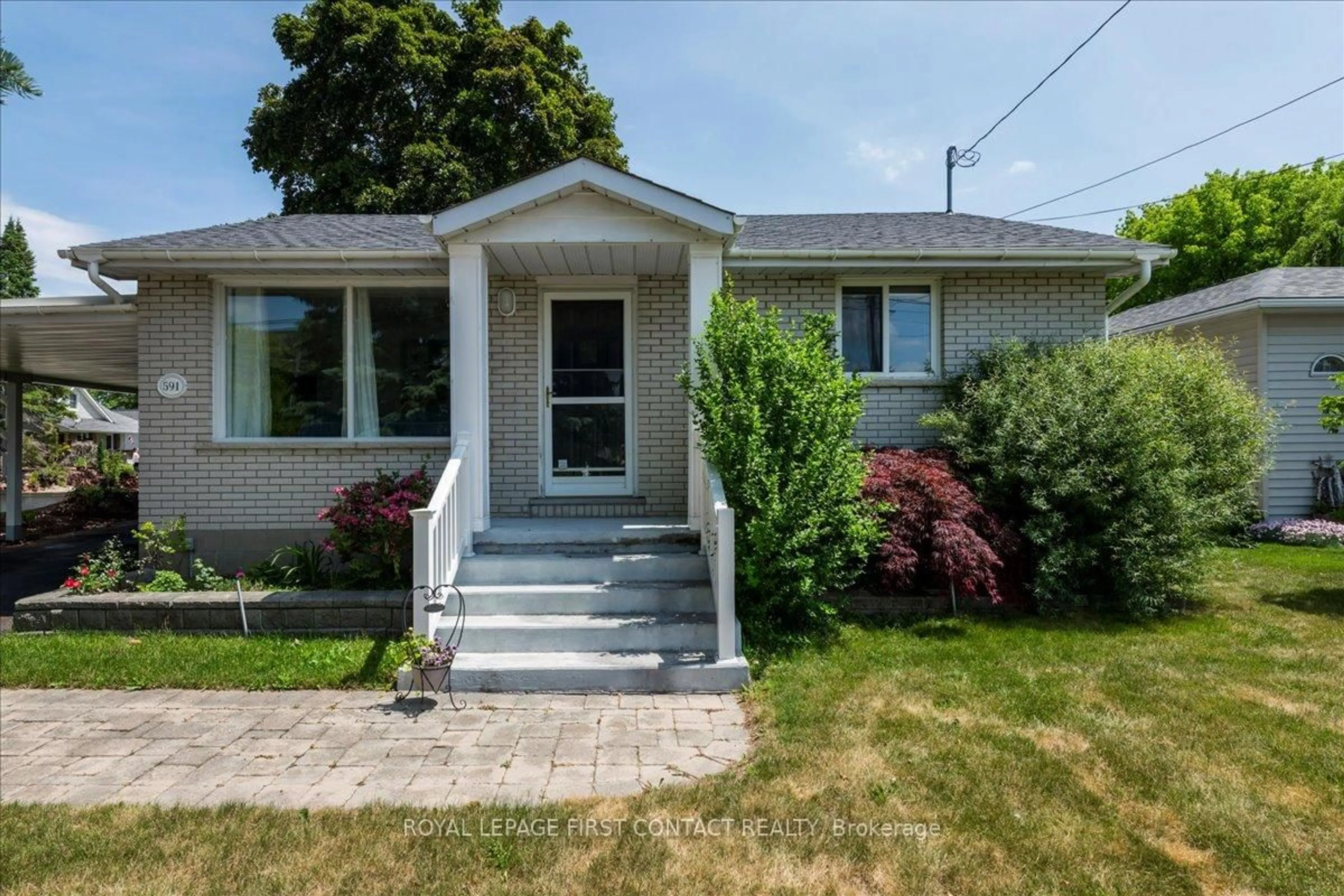 Home with vinyl exterior material, street for 591 Oak St, Collingwood Ontario L9Y 2Z2