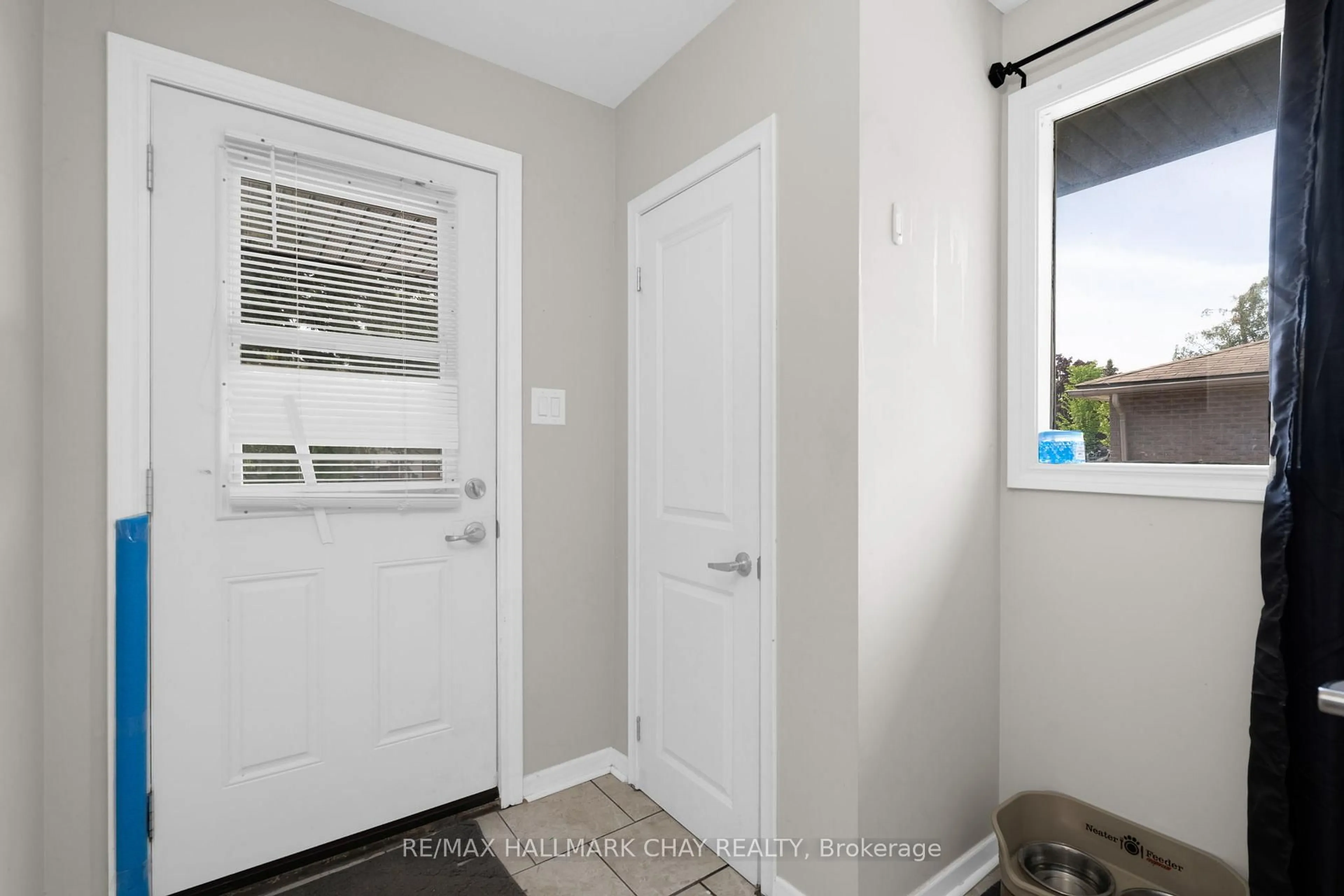 Indoor entryway for 24 CHARLBROOK Ave #1, 2, 3, Barrie Ontario L4M 2Y4