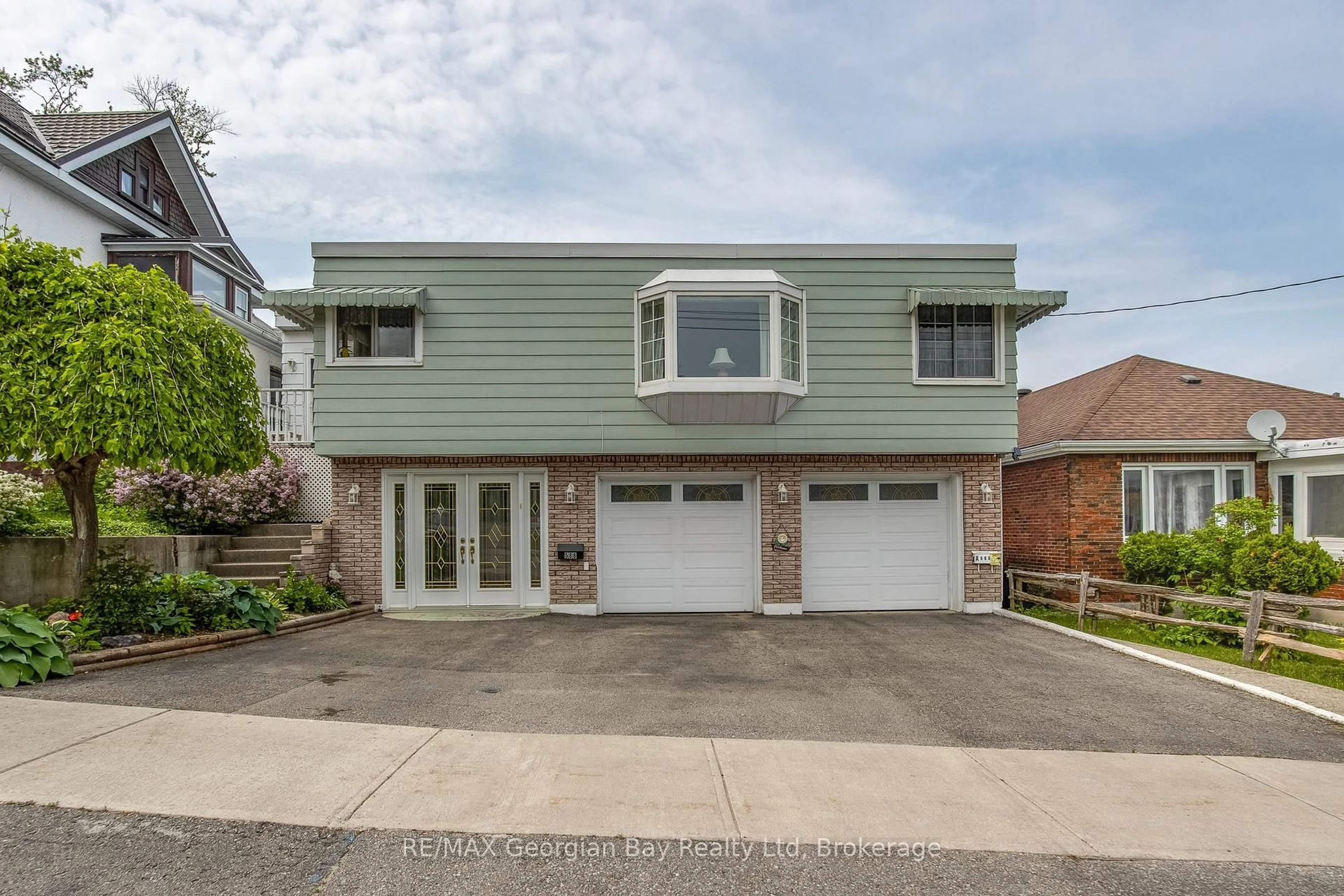 Home with brick exterior material, street for 586 Dominion Ave, Midland Ontario L4R 1R3