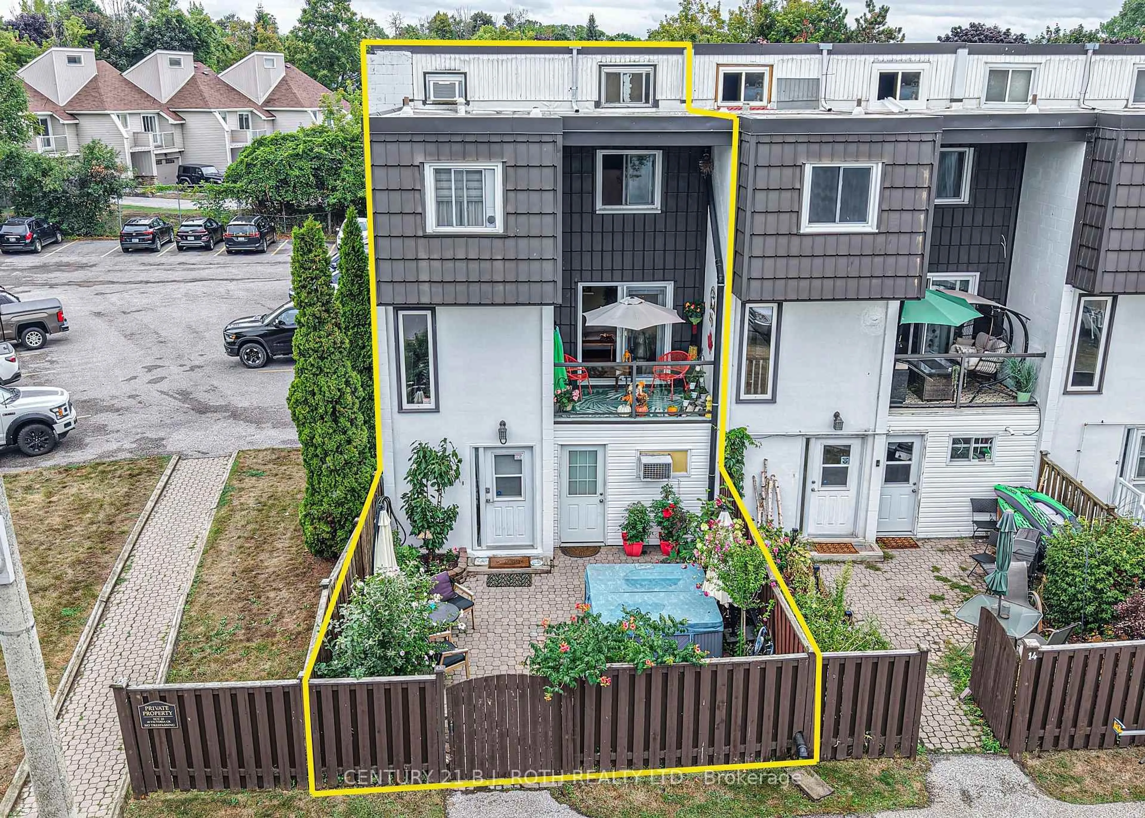 A pic from outside/outdoor area/front of a property/back of a property/a pic from drone, street for 40 VICTORIA Cres #15, Orillia Ontario L3V 6N6