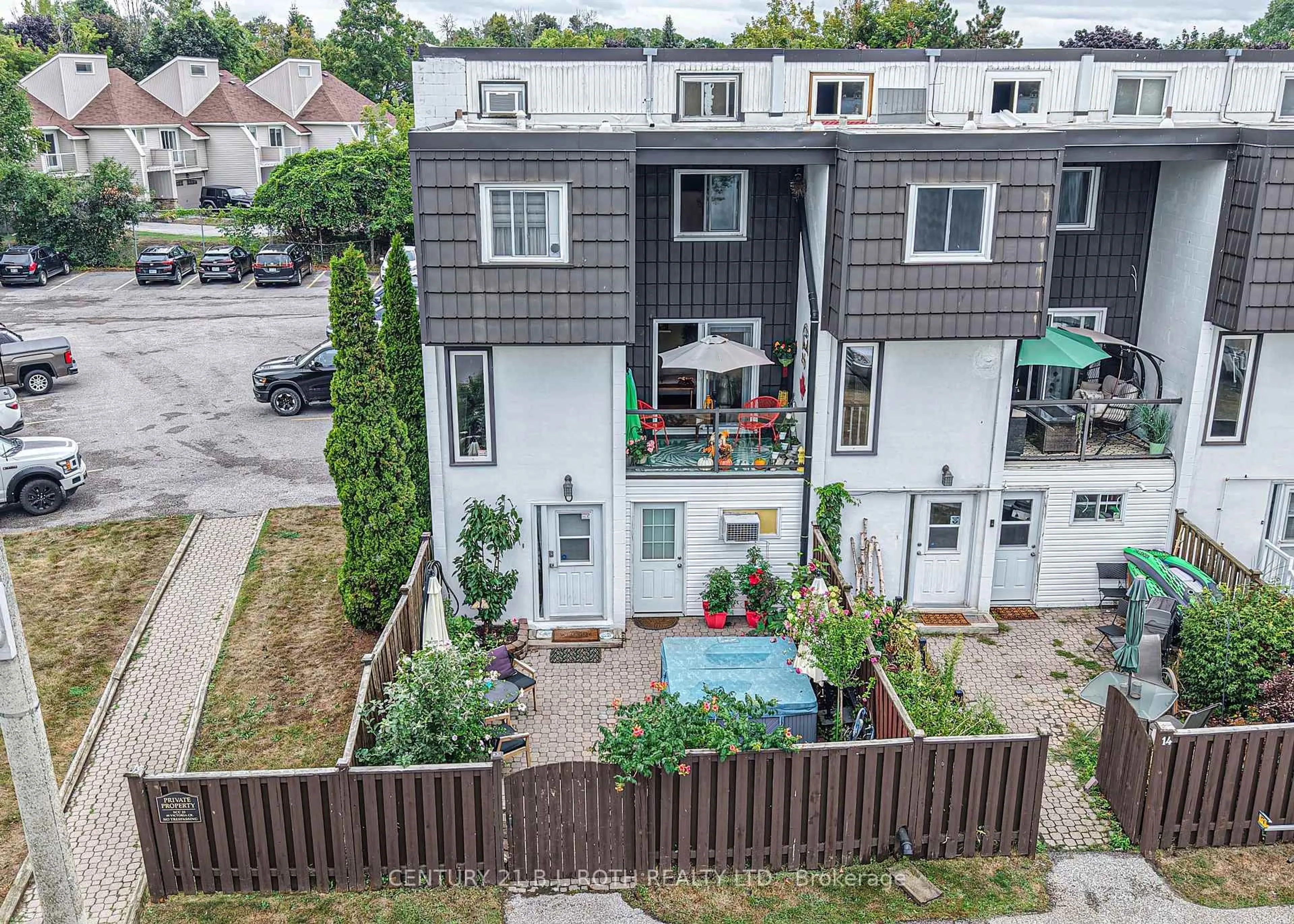 A pic from outside/outdoor area/front of a property/back of a property/a pic from drone, city buildings view from balcony for 40 VICTORIA Cres #15, Orillia Ontario L3V 6N6