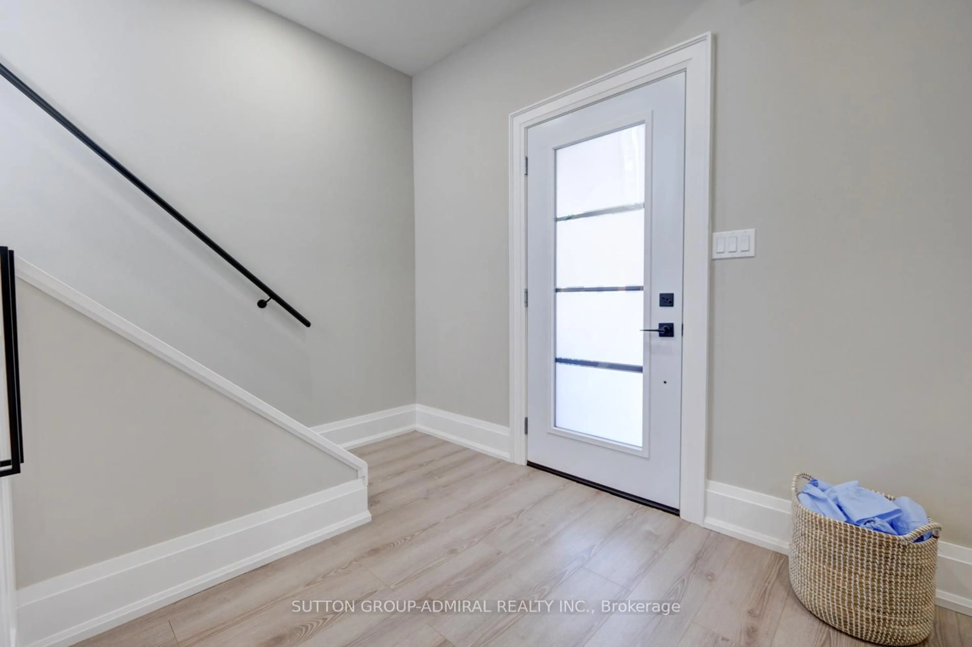 Indoor entryway for 48 Obrien St, Orillia Ontario L3V 5S3