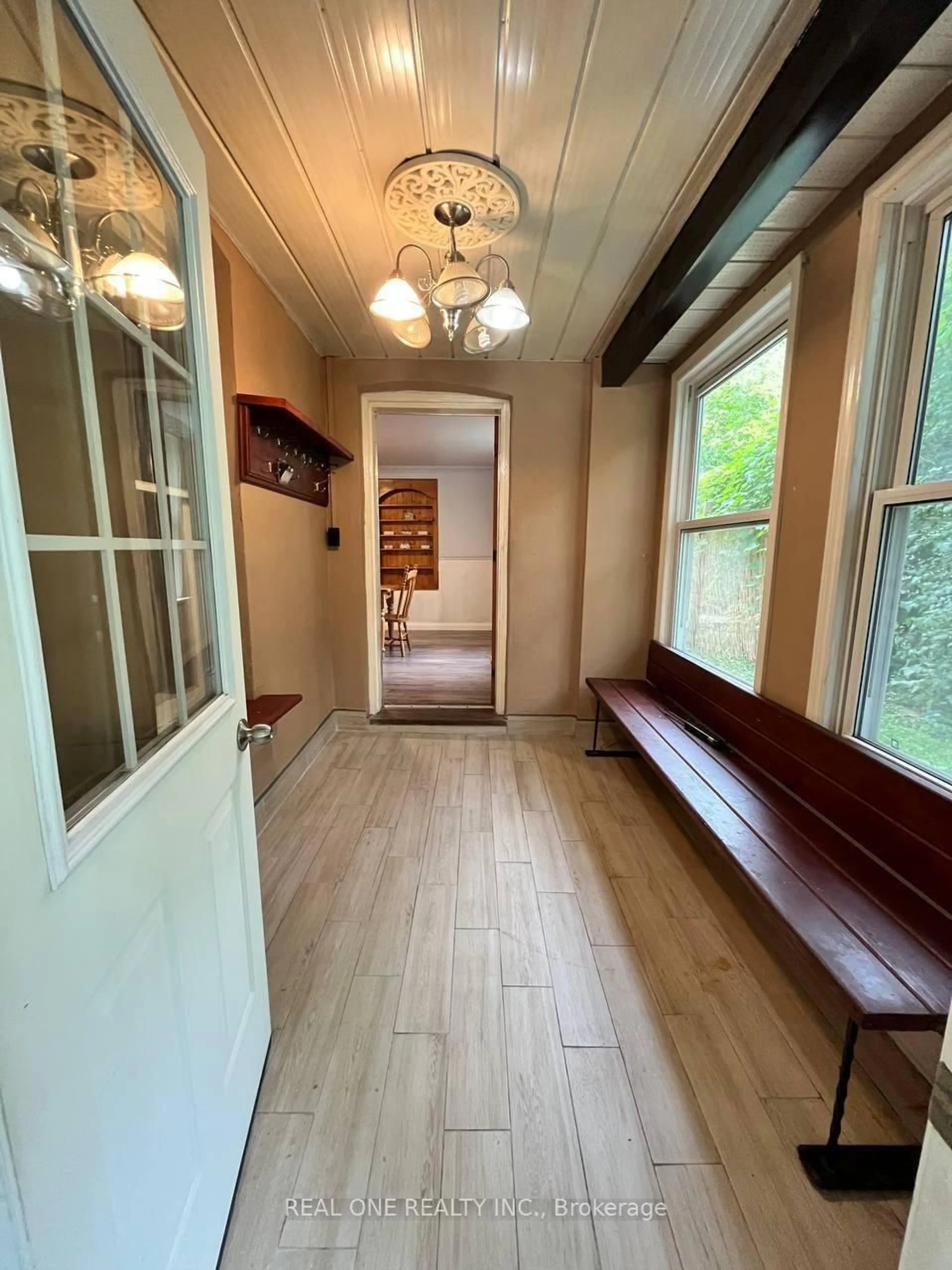 Indoor entryway for 216 John St, Orillia Ontario L3V 3H7