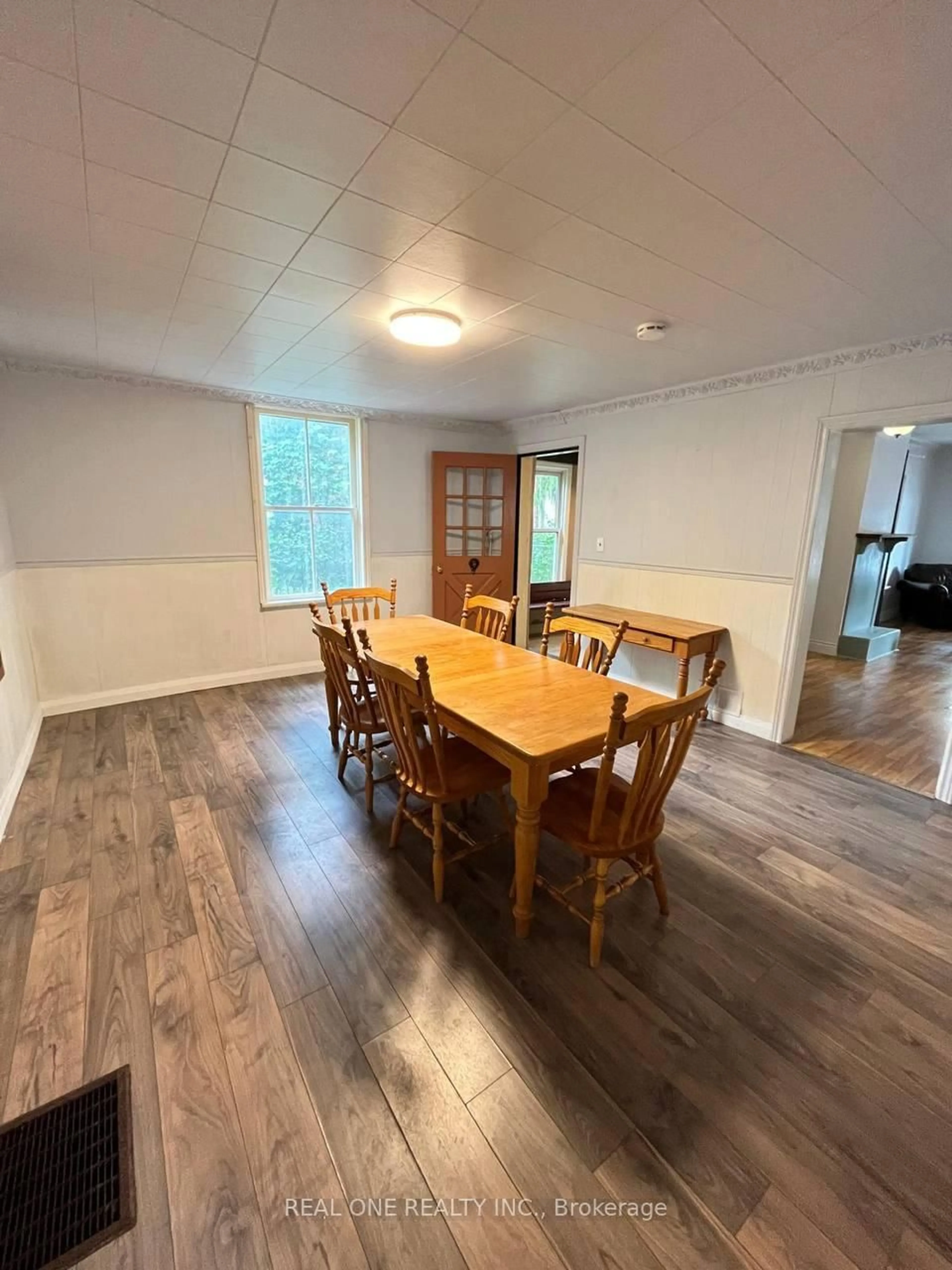 Dining room, wood/laminate floor for 216 John St, Orillia Ontario L3V 3H7