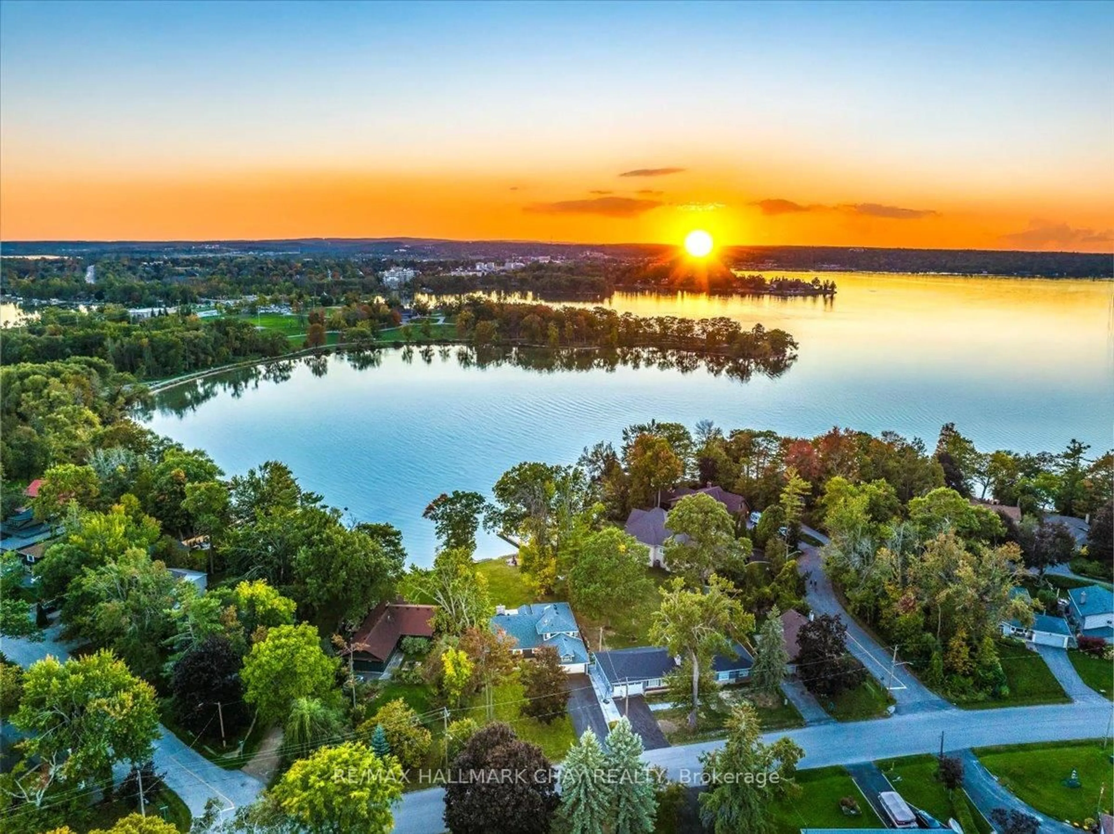 A pic from outside/outdoor area/front of a property/back of a property/a pic from drone, water/lake/river/ocean view for 668 Broadview Ave, Orillia Ontario L3V 6P2