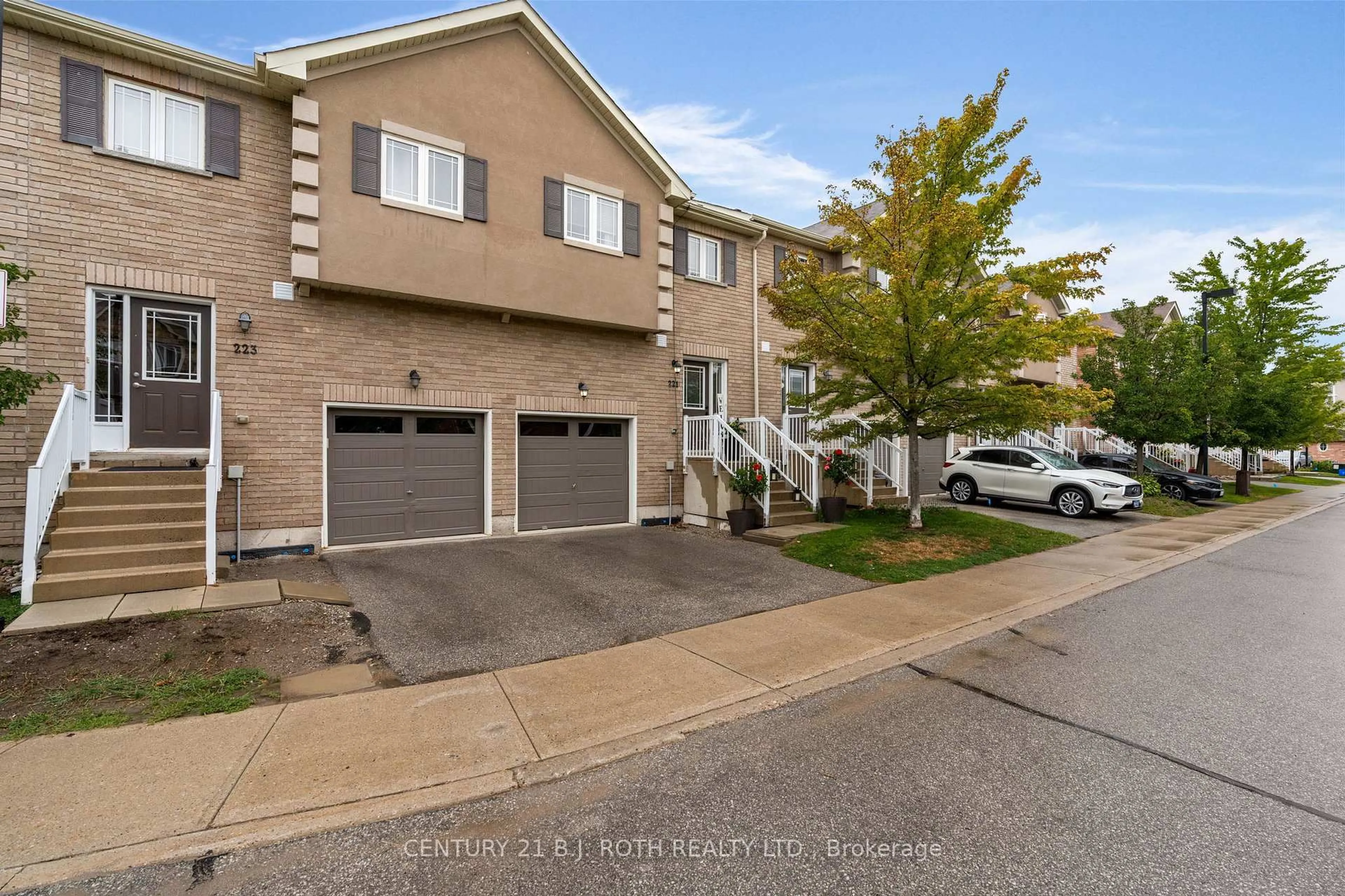 A pic from outside/outdoor area/front of a property/back of a property/a pic from drone, street for 221 Harvie Rd, Barrie Ontario L4N 9P8