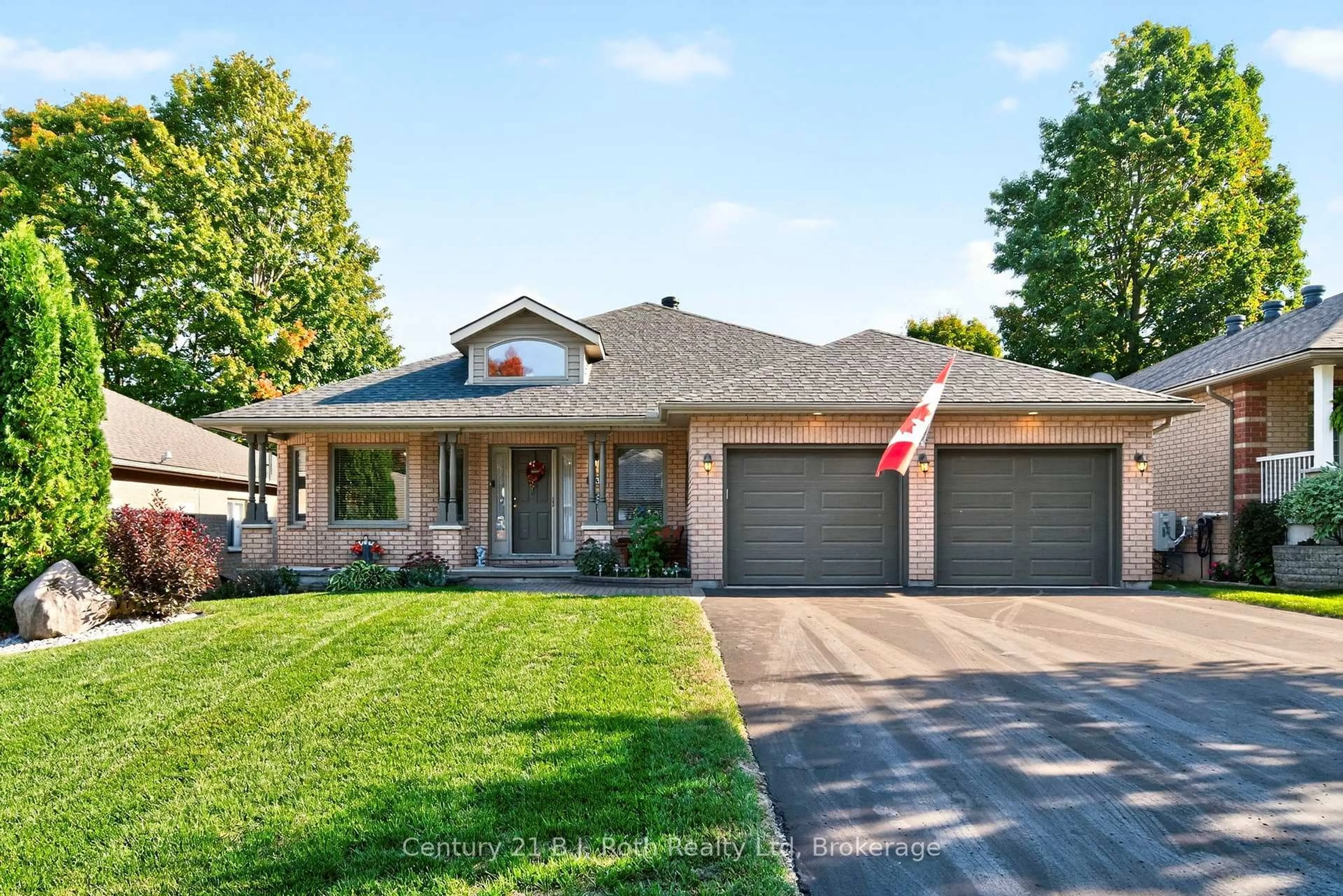 Home with brick exterior material, street for 33 Marchand Dr, Penetanguishene Ontario L9M 2J2