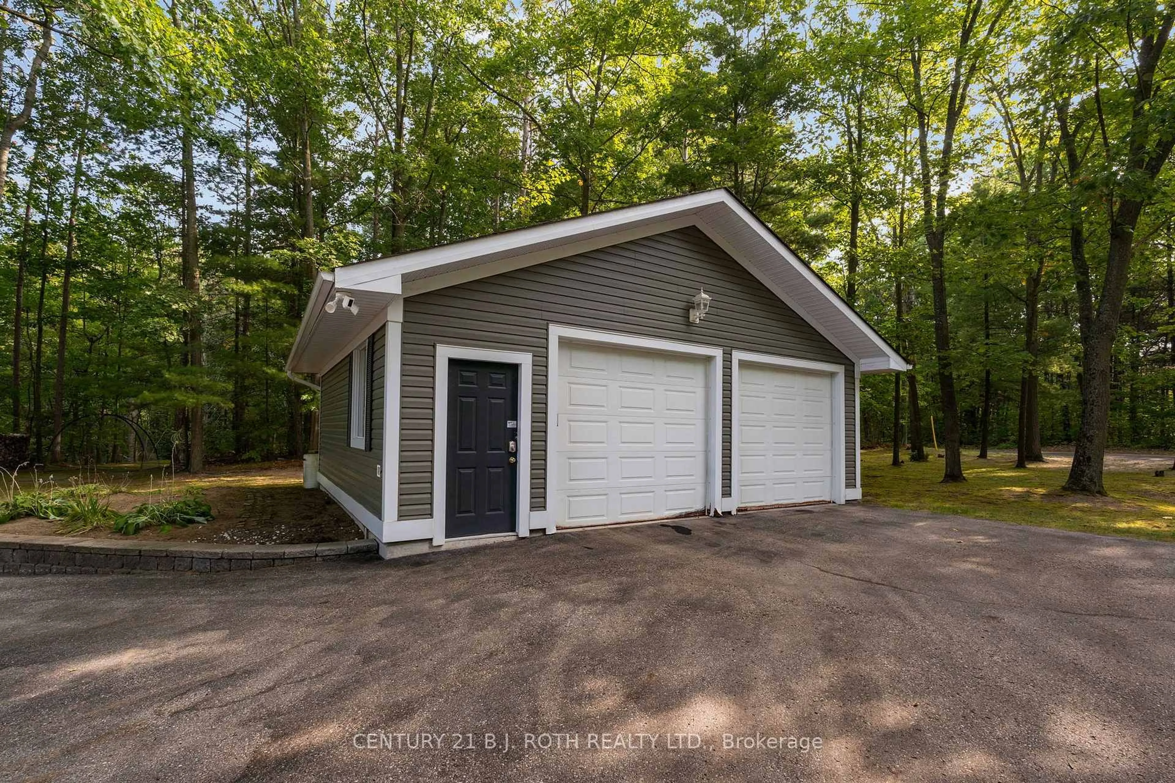 Indoor garage for 2710 Portage Tr, Springwater Ontario L9X 0J3