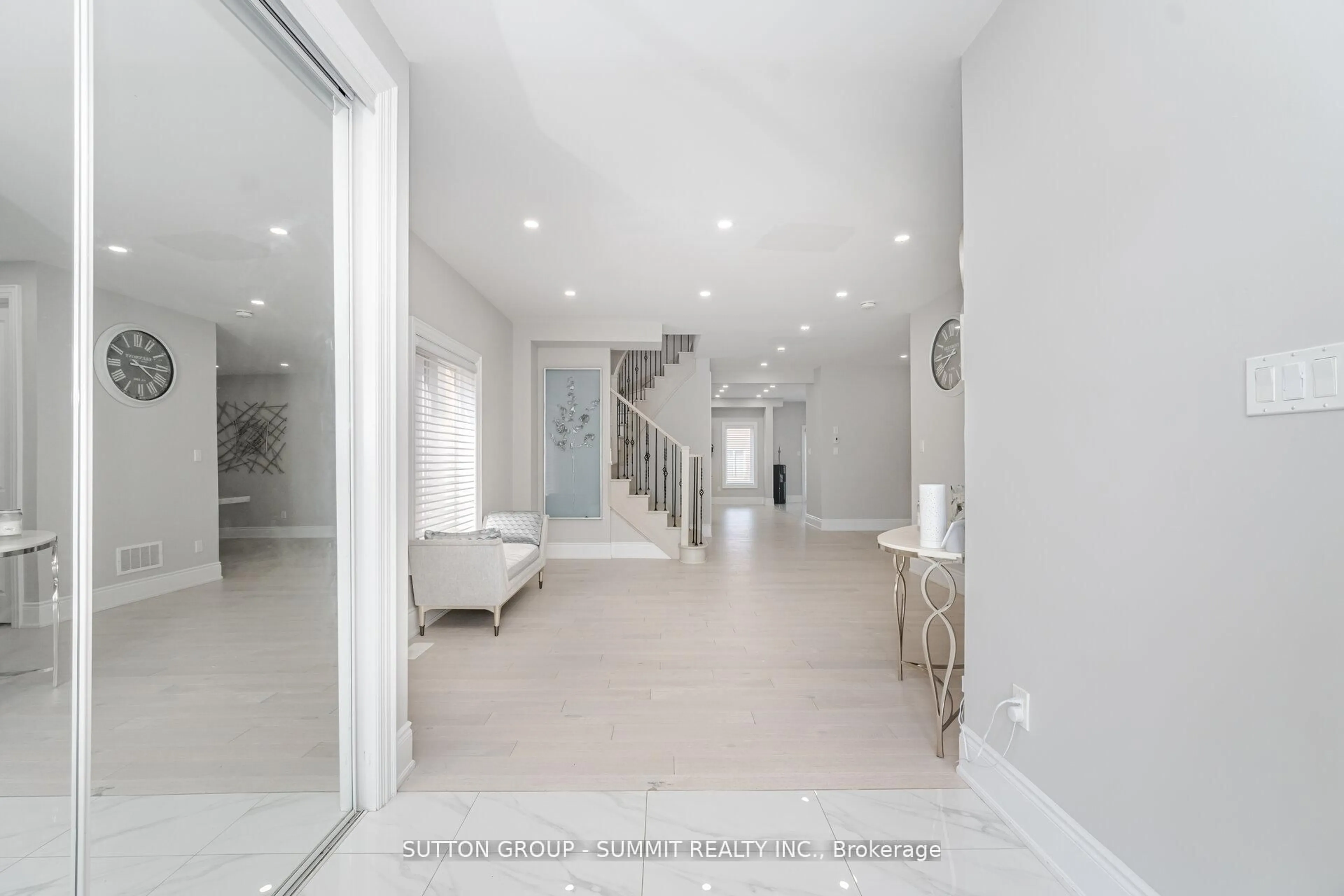 Indoor foyer for 16 Westminster Circ, Barrie Ontario L4M 0A3