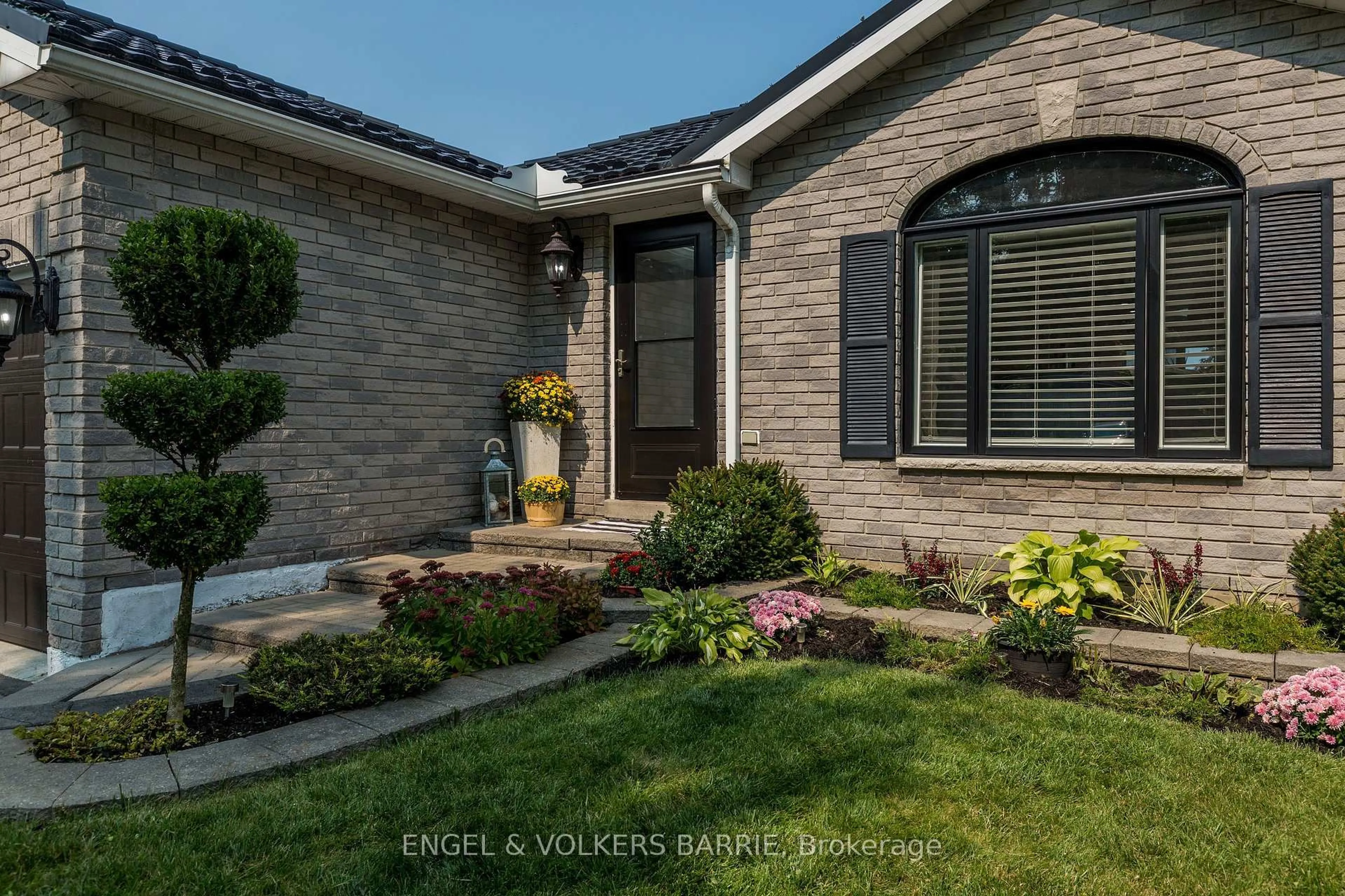 Home with brick exterior material, street for 139 Columbia Rd, Barrie Ontario L4N 8E3