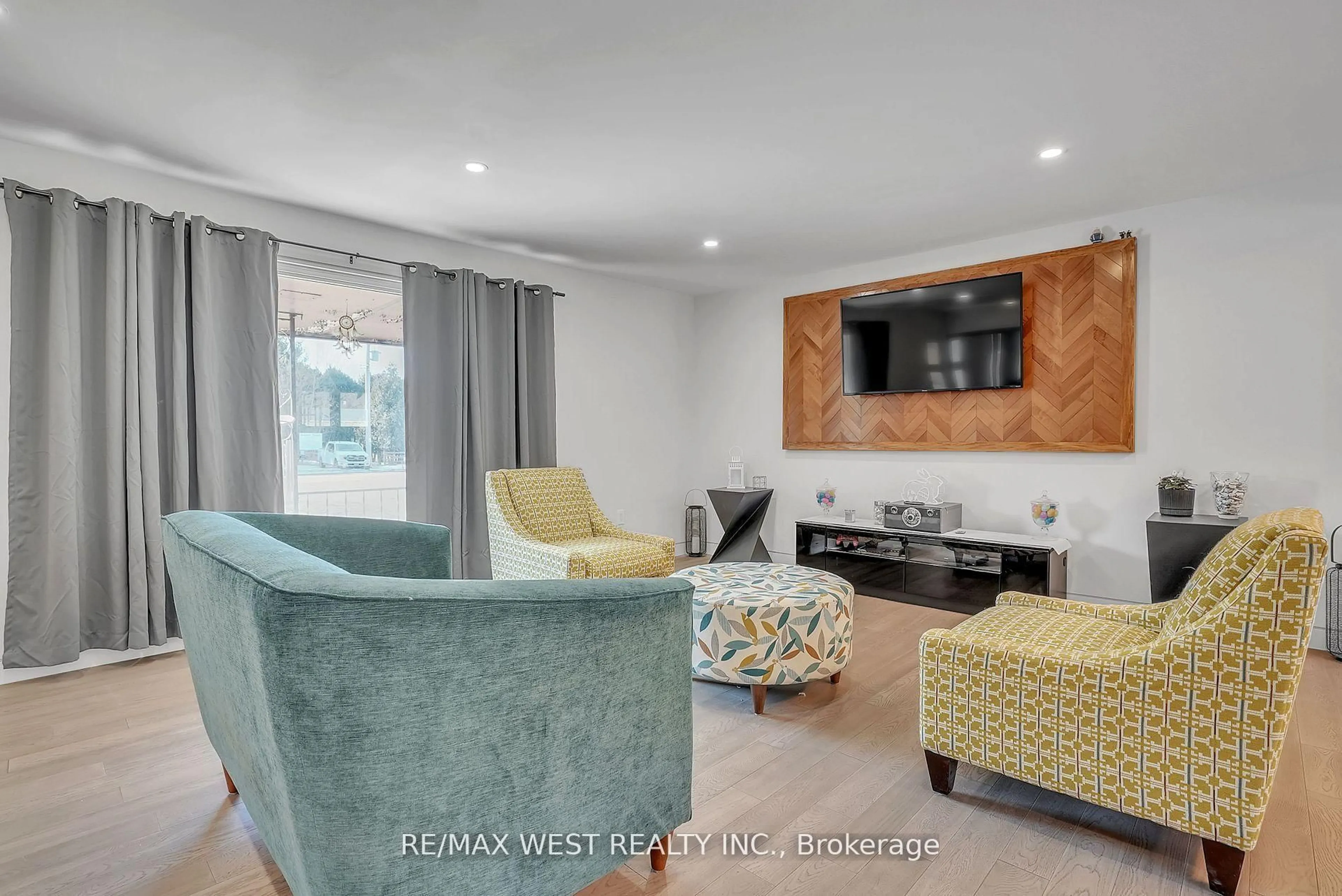 Living room with furniture, unknown for 6098 Vasey Rd, Springwater Ontario L0L 1P0