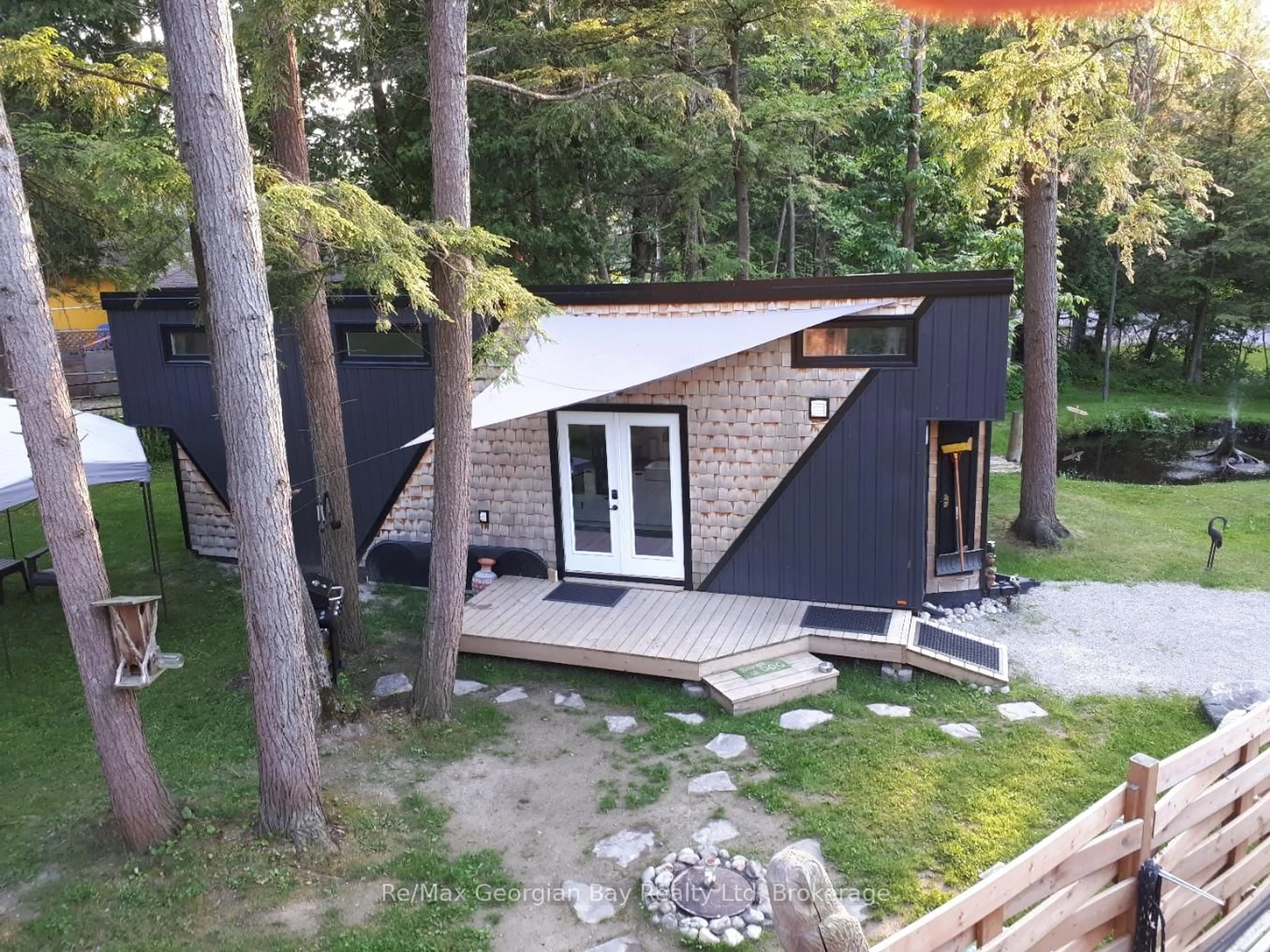 A pic from outside/outdoor area/front of a property/back of a property/a pic from drone, unknown for 91.5 KING Rd, Tay Ontario L0K 2C0