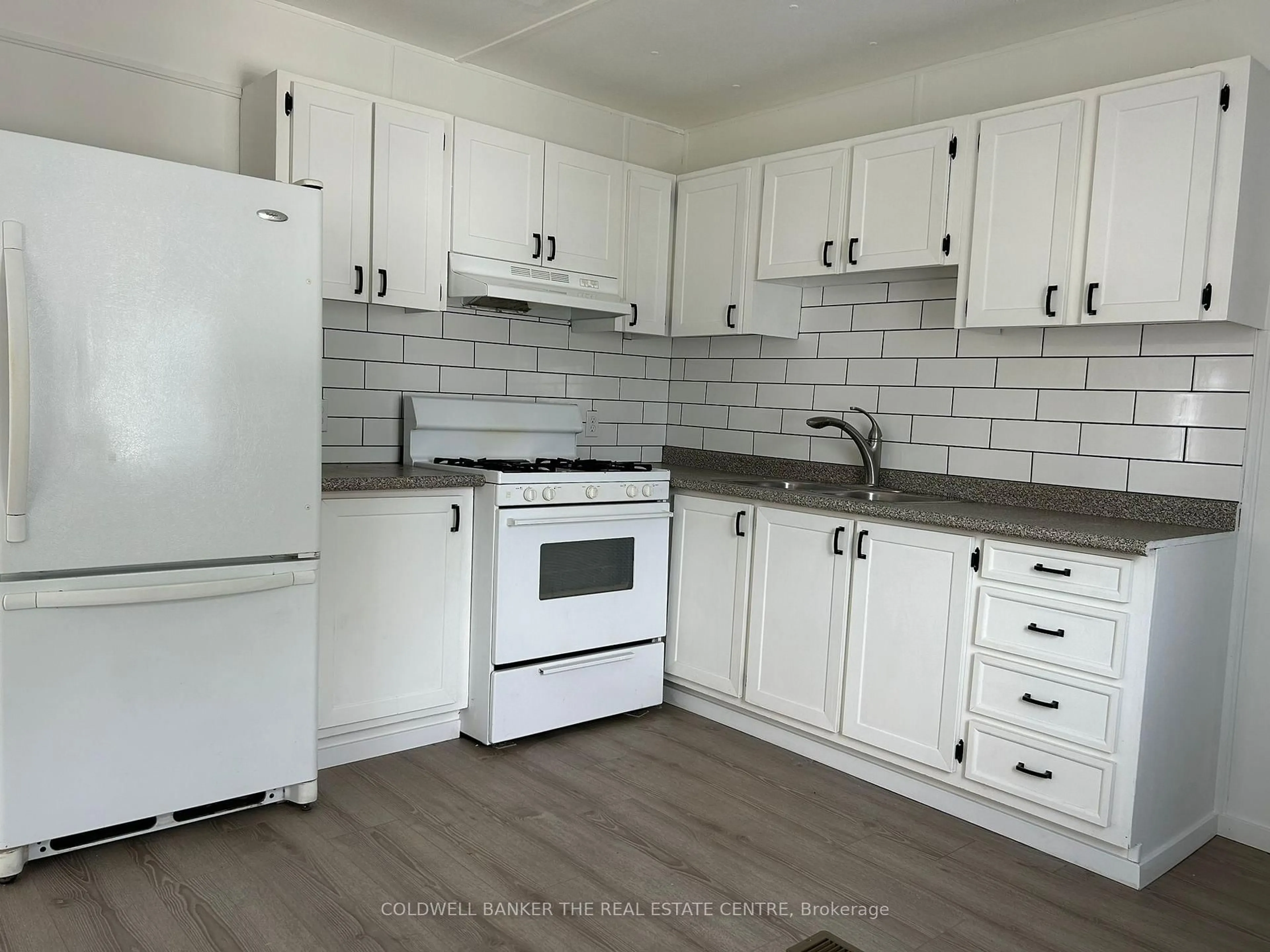 Standard kitchen, unknown for 4126 Elaine St, Severn Ontario L3V 0V1