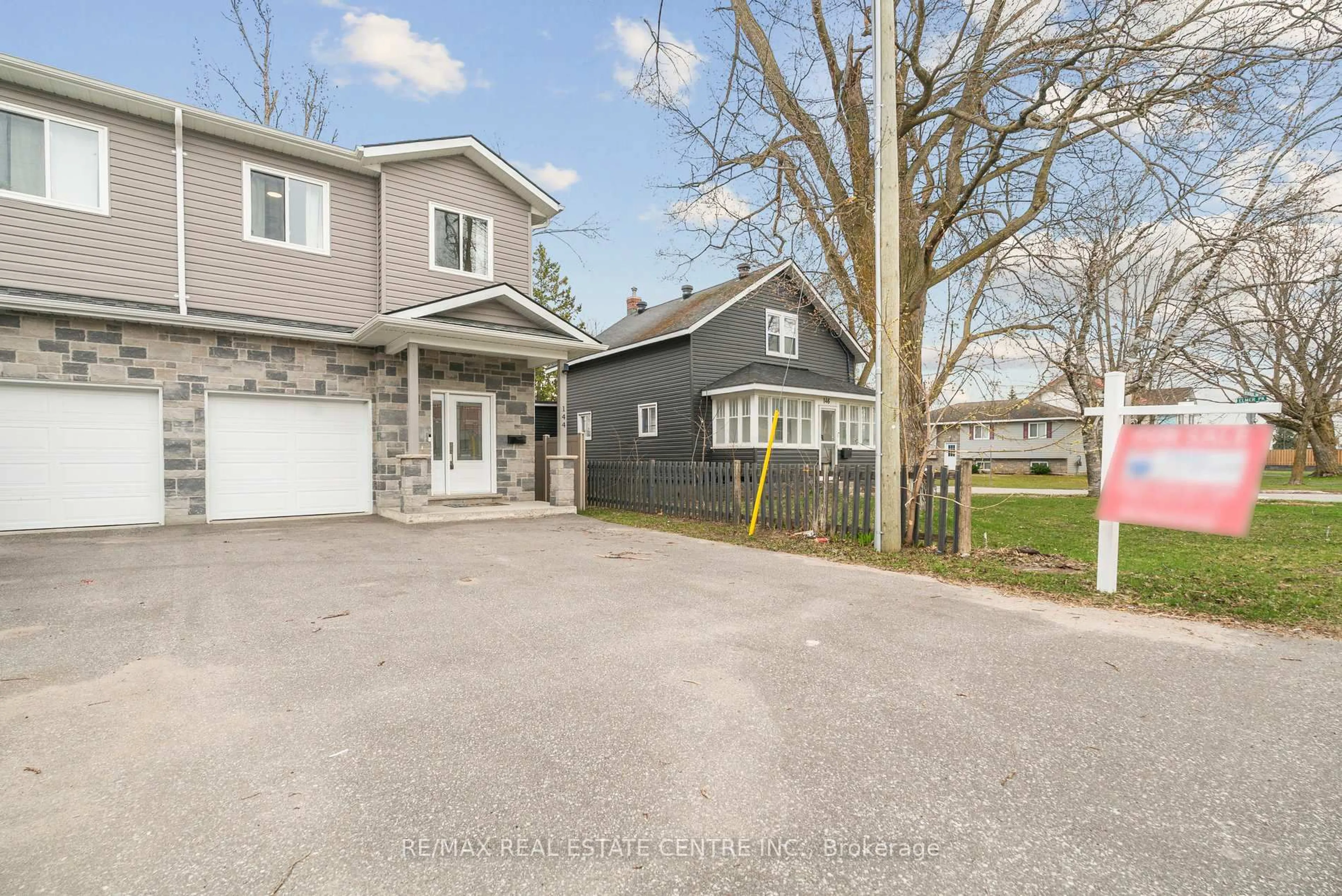 A pic from outside/outdoor area/front of a property/back of a property/a pic from drone, street for 144 Memorial Ave, Orillia Ontario L3C 5X2