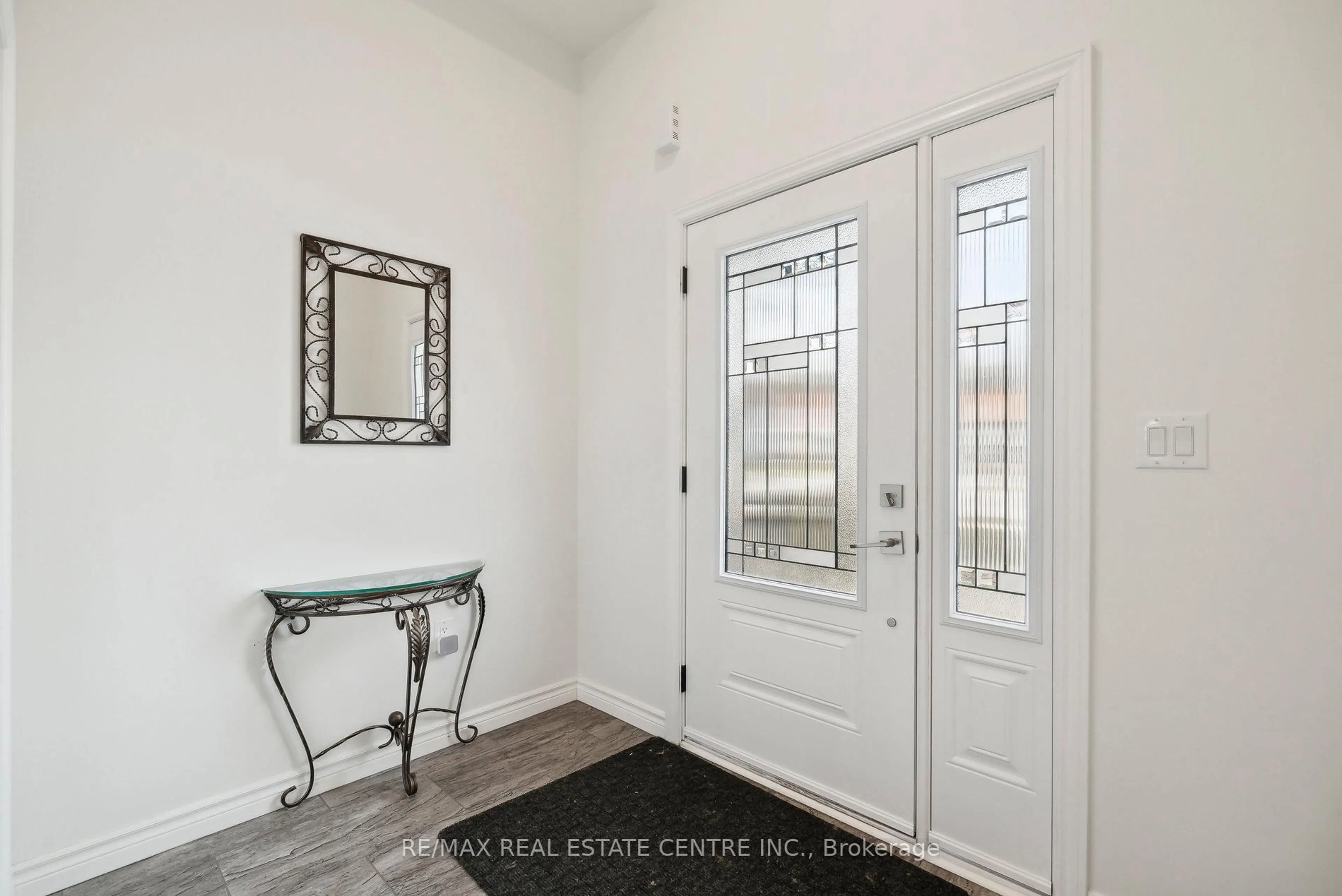 Indoor entryway for 144 Memorial Ave, Orillia Ontario L3C 5X2