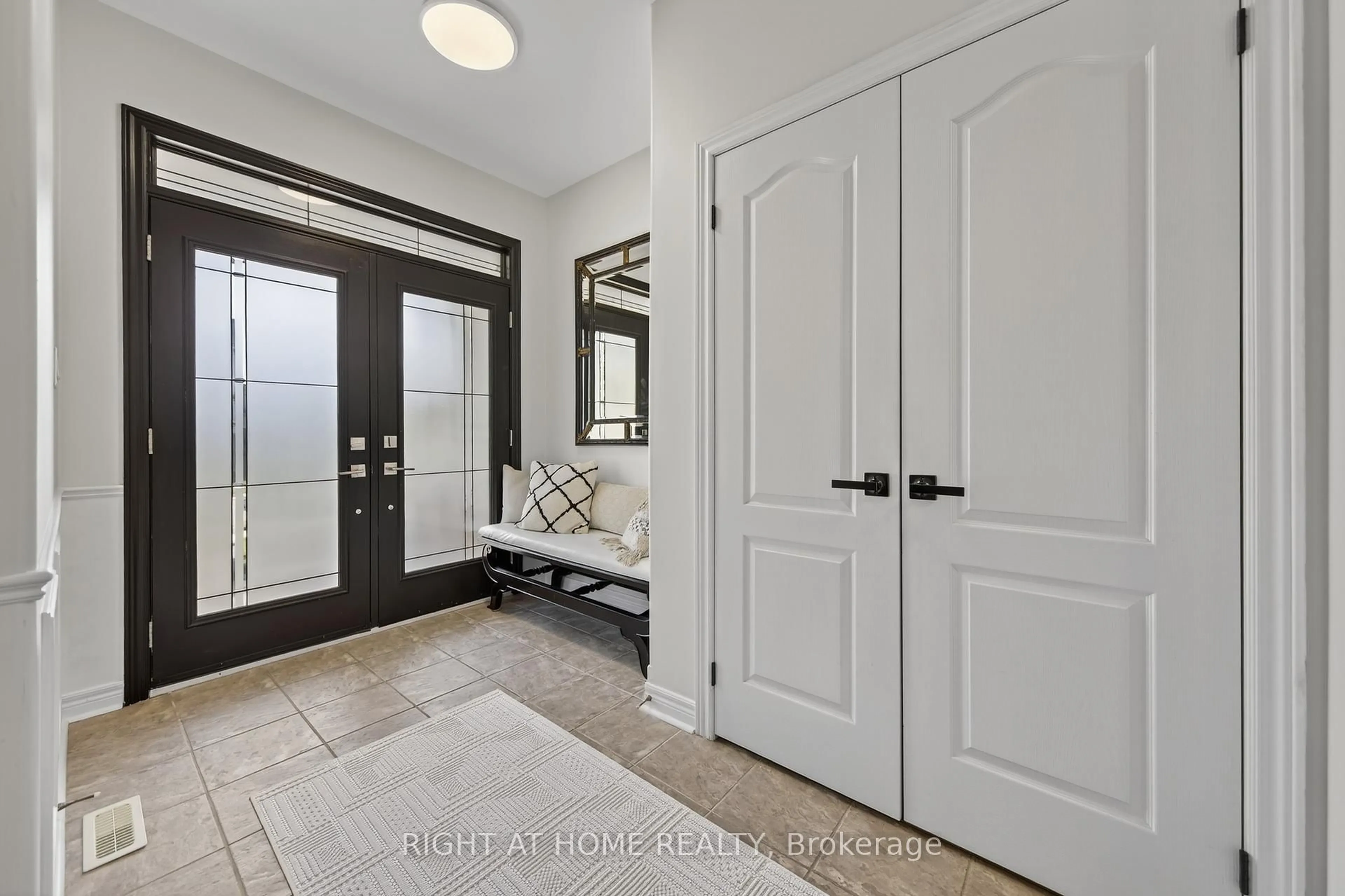 Indoor entryway for 72 BIRKHALL Pl, Barrie Ontario L4N 0K1