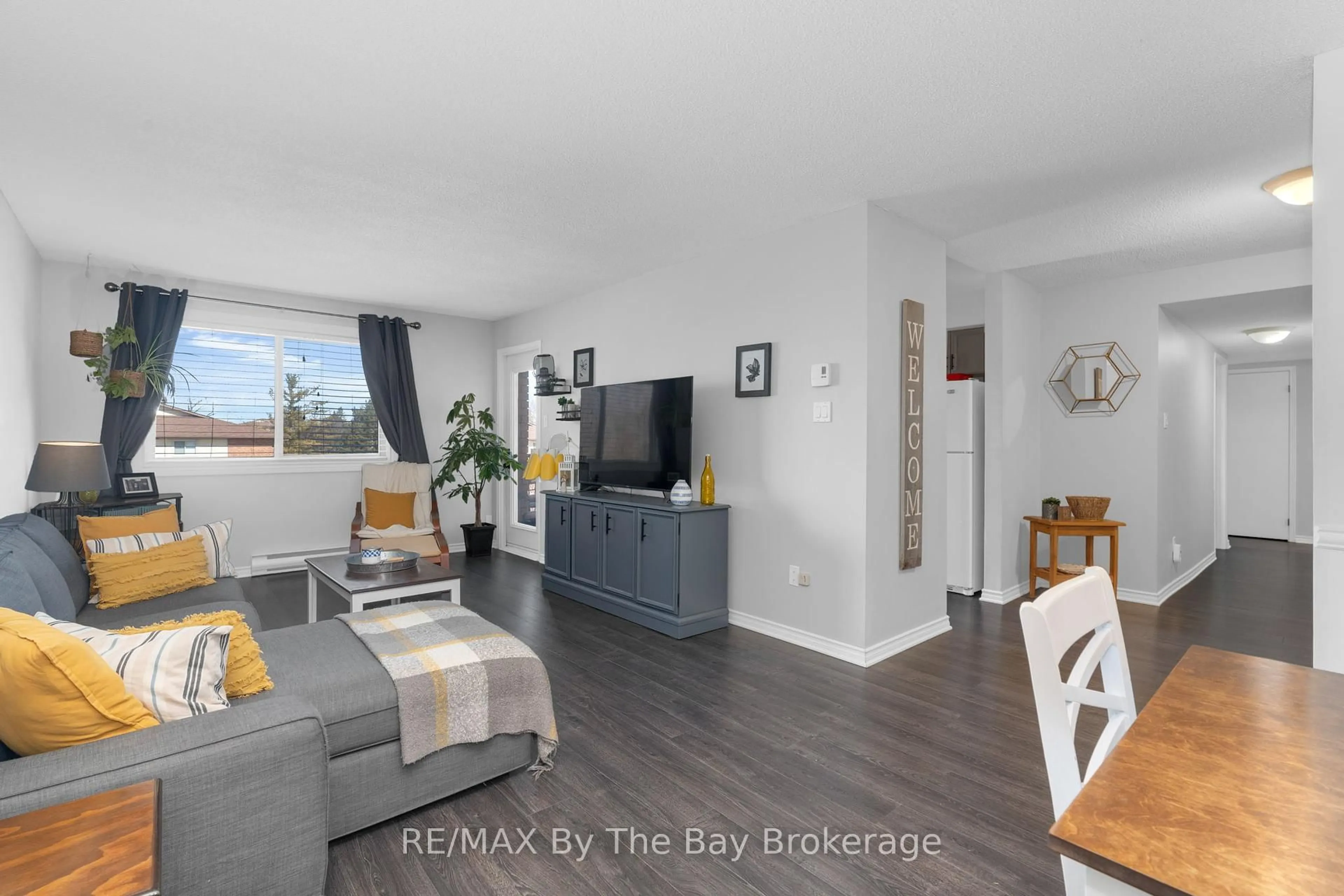 Living room with furniture, unknown for 25 MEADOW Lane #307, Barrie Ontario L4N 7K2