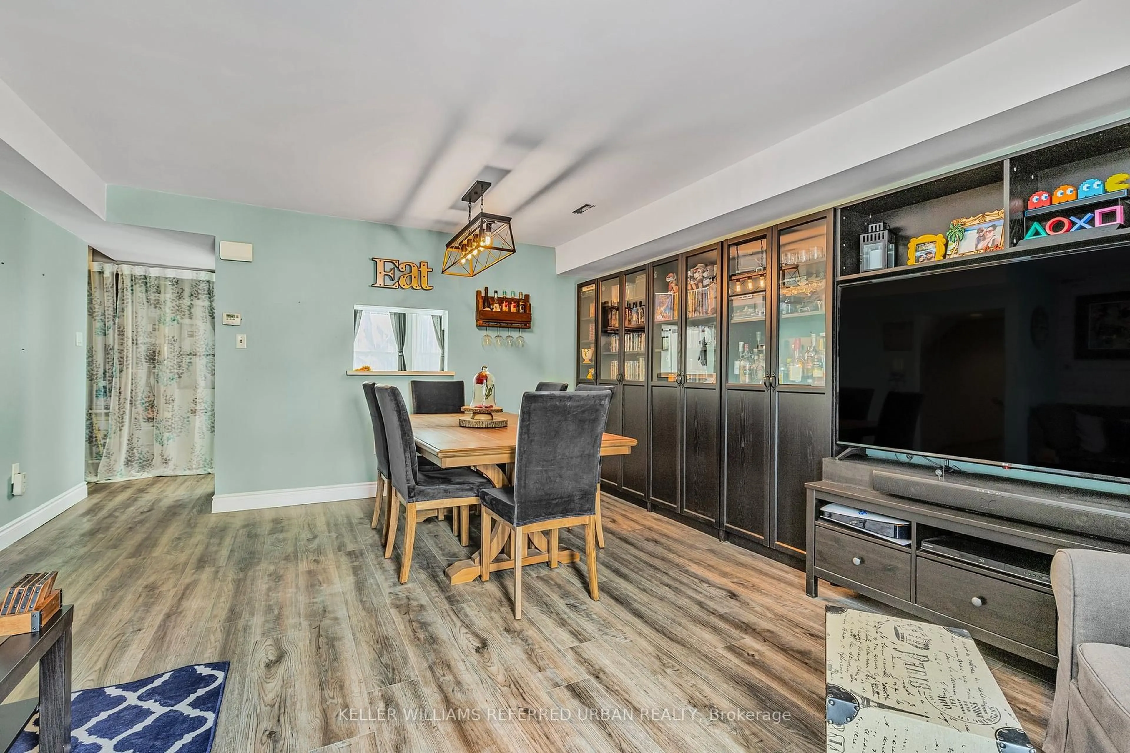 Open concept kitchen, wood/laminate floor for 119 D'ambrosio Dr #7, Barrie Ontario L4N 7R7