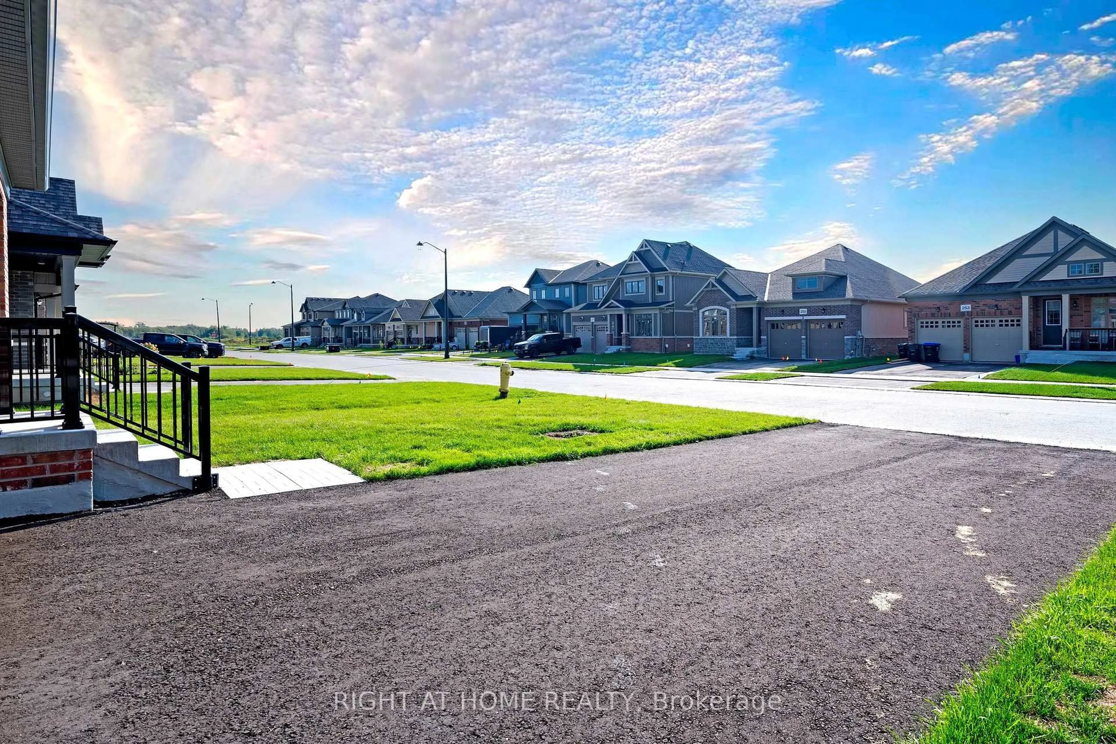 A pic from outside/outdoor area/front of a property/back of a property/a pic from drone, street for 252 Wilcox Dr, Clearview Ontario L0M 1S0