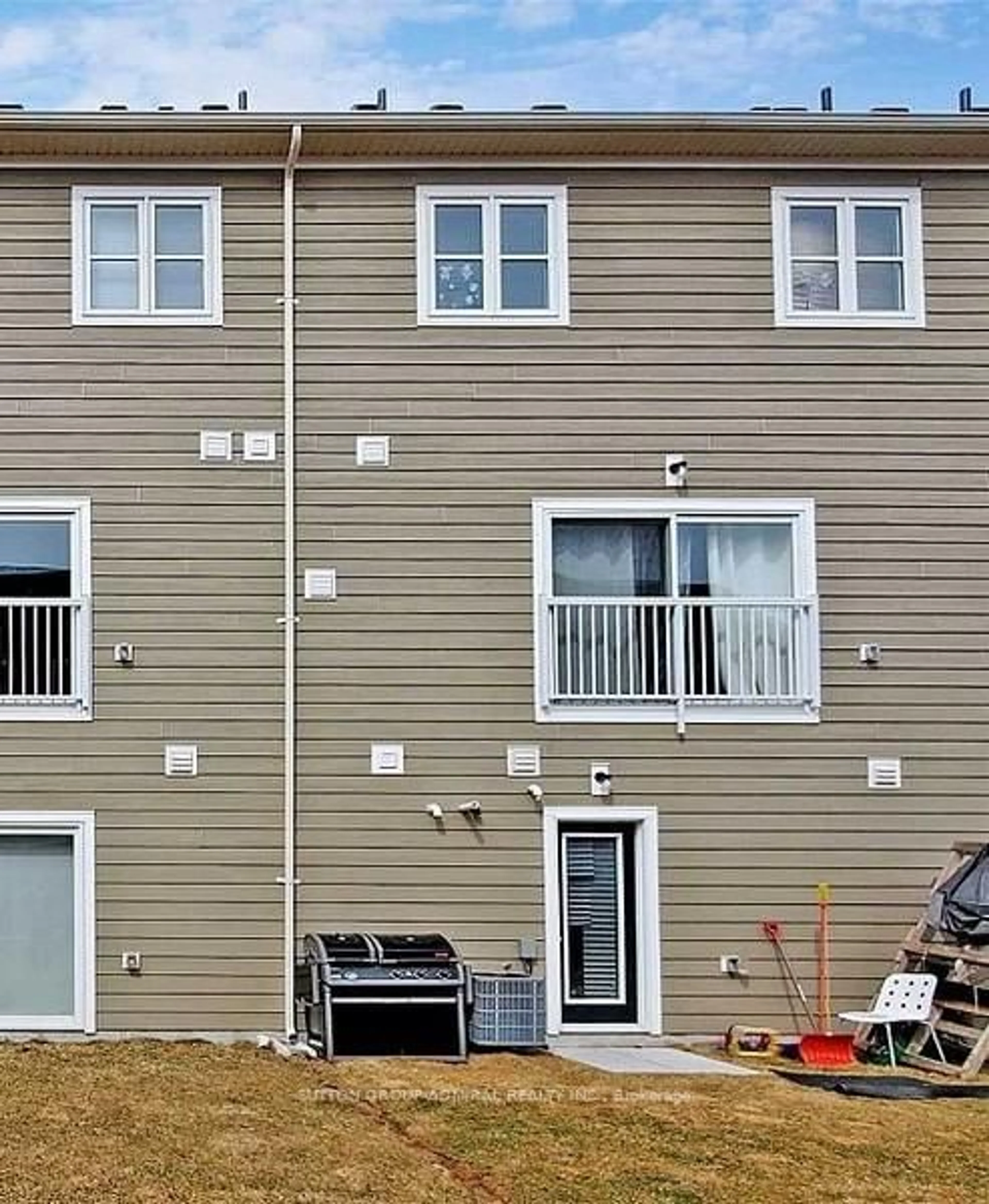 Home with vinyl exterior material, building for 48 High Tide Dr, Wasaga Beach Ontario L9Z 2X2