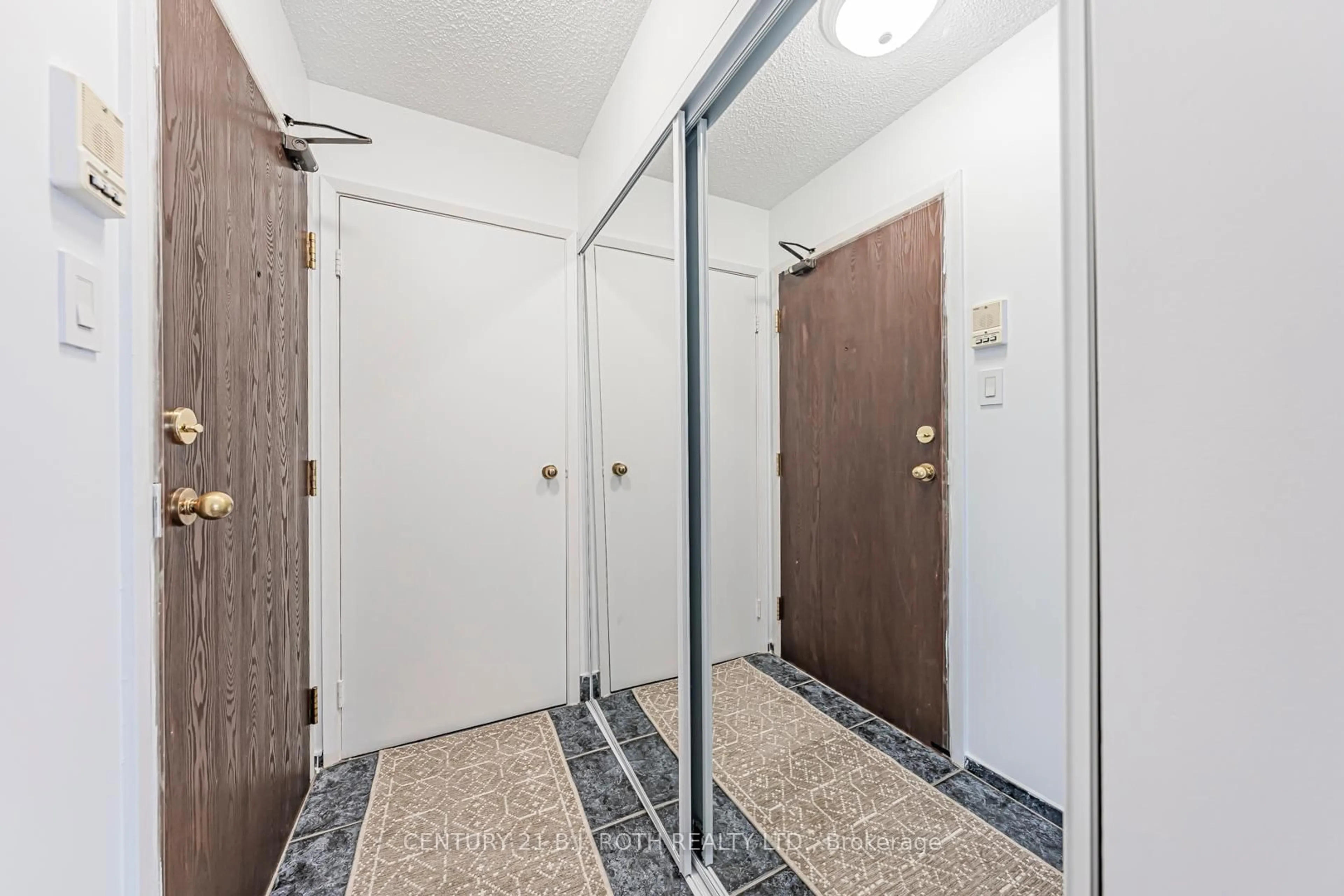 Indoor foyer for 147 EDGEHILL Dr #G10, Barrie Ontario L4N 1L9