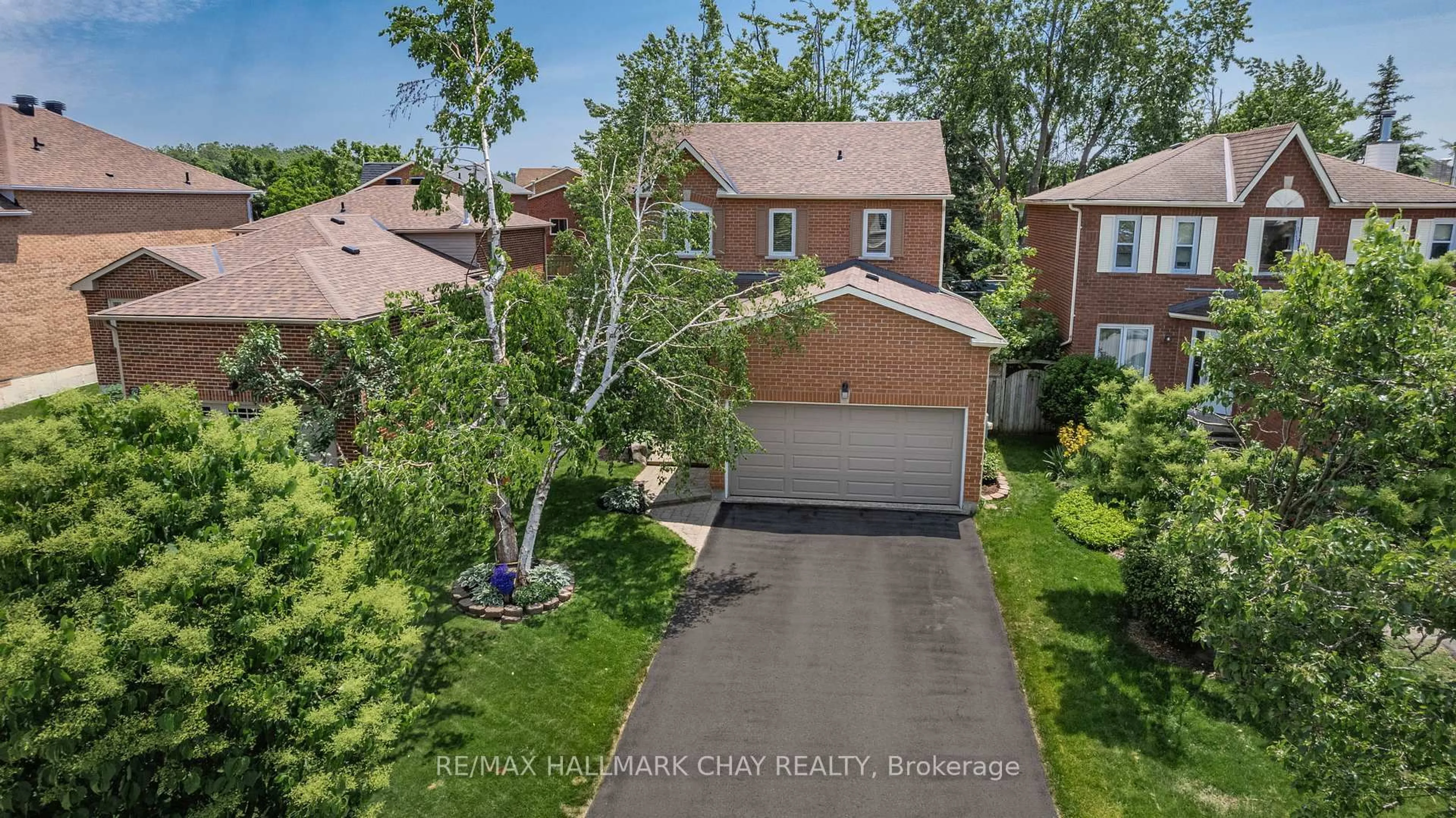 A pic from outside/outdoor area/front of a property/back of a property/a pic from drone, street for 65 McDougall Dr, Barrie Ontario L4N 7H6