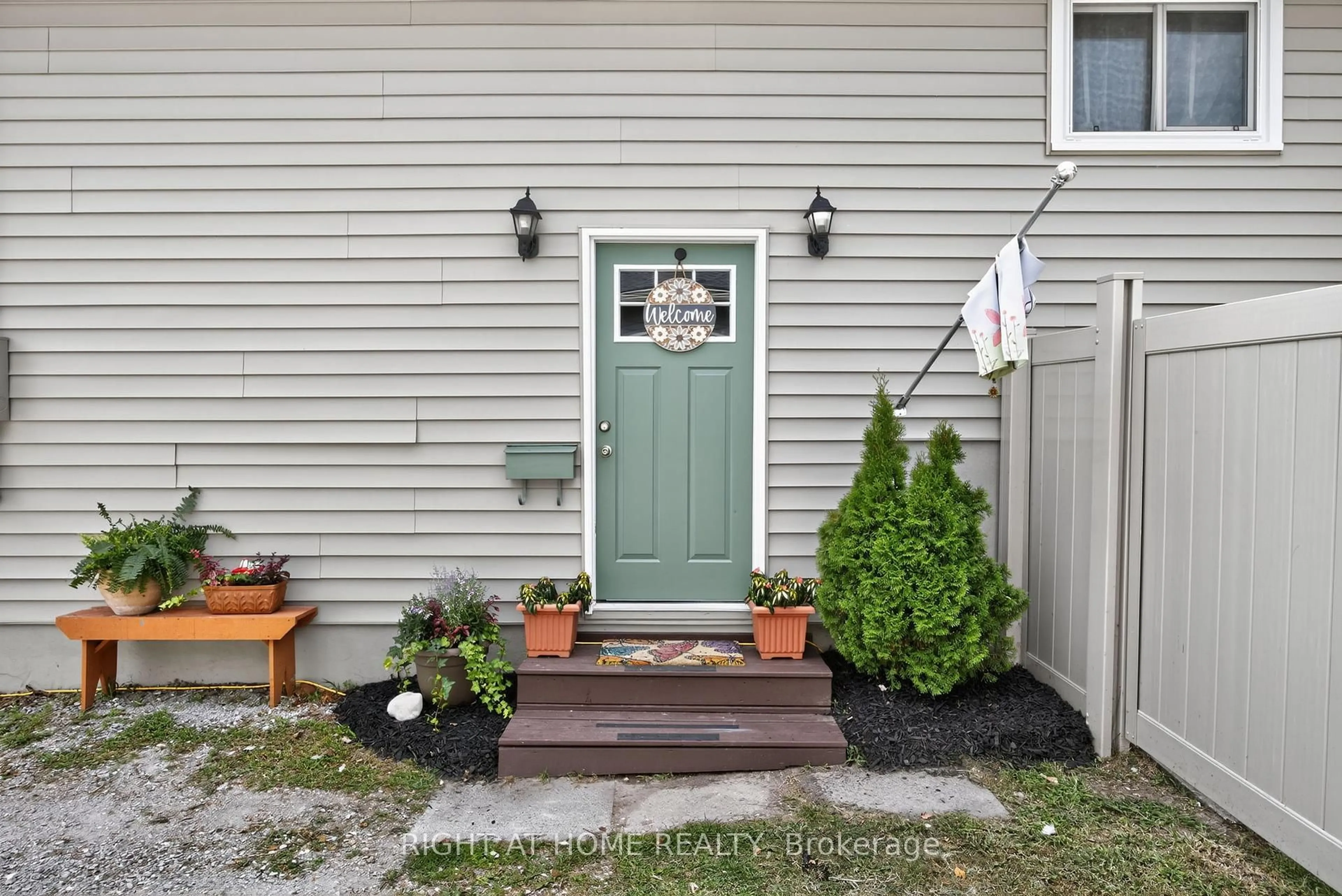 Indoor entryway for 112 Borland St, Orillia Ontario L3V 2B7