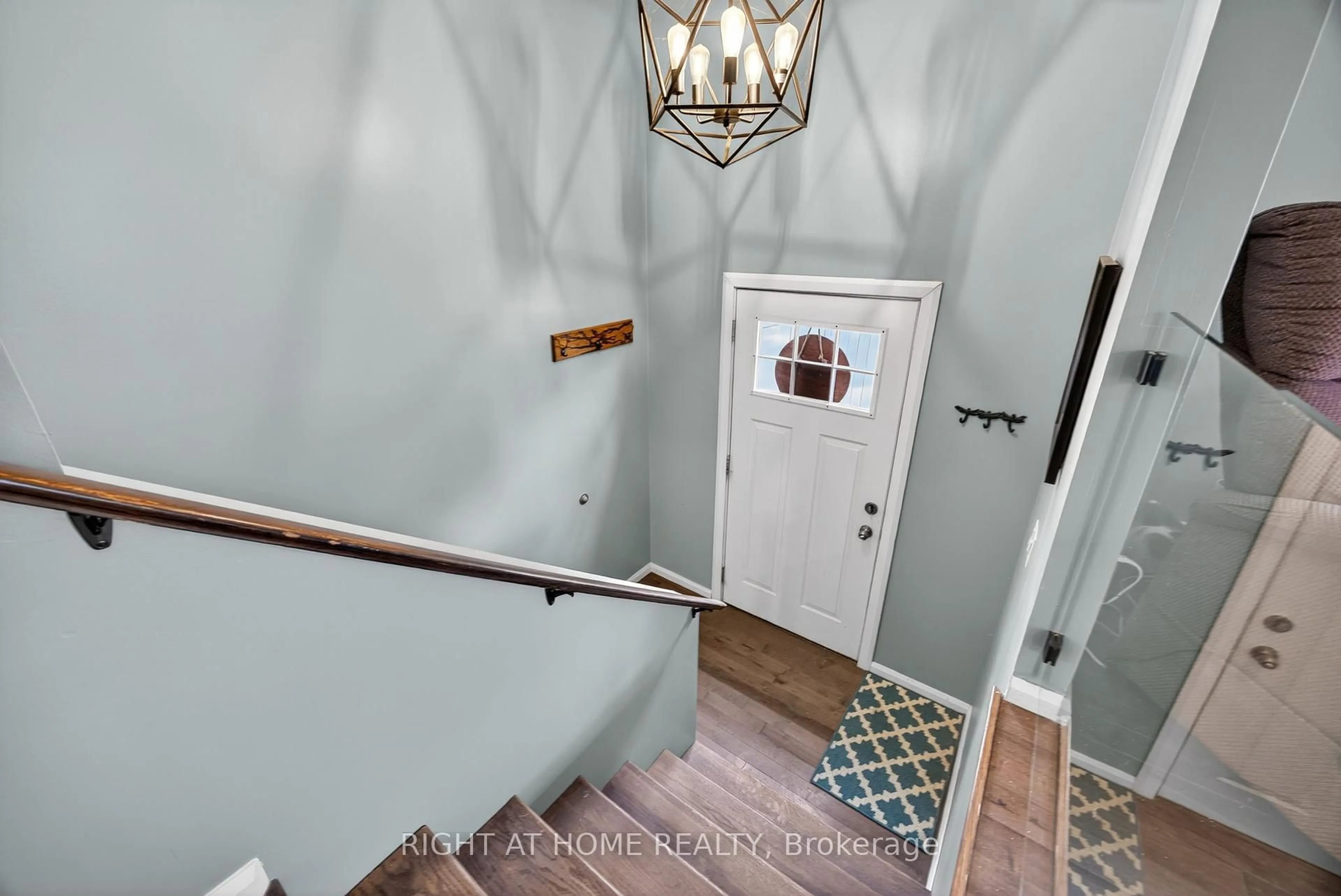 Indoor entryway for 112 Borland St, Orillia Ontario L3V 2B7
