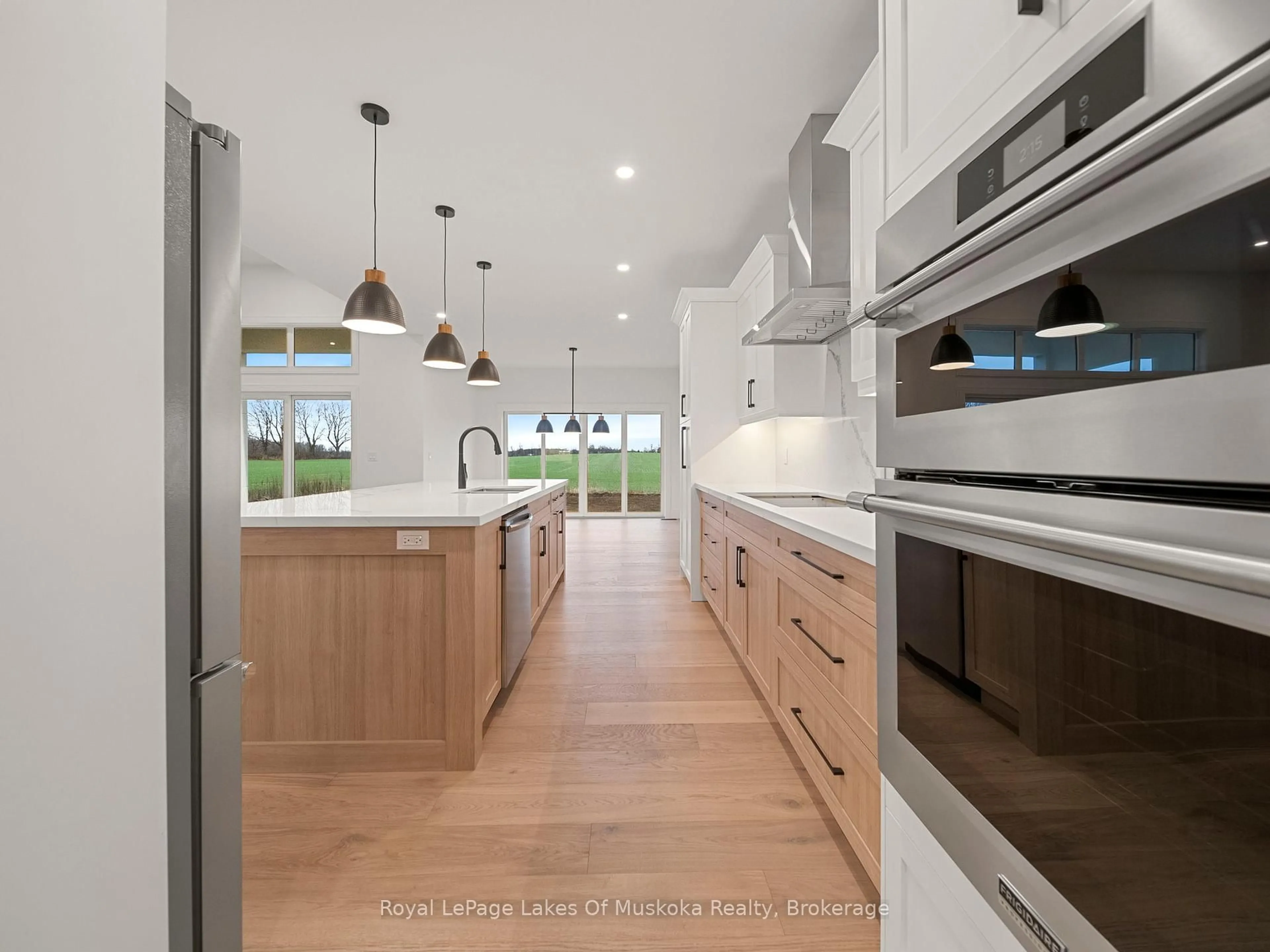 Contemporary kitchen, unknown for 23 Henry Ball Crt, Oro-Medonte Ontario L0K 2G1
