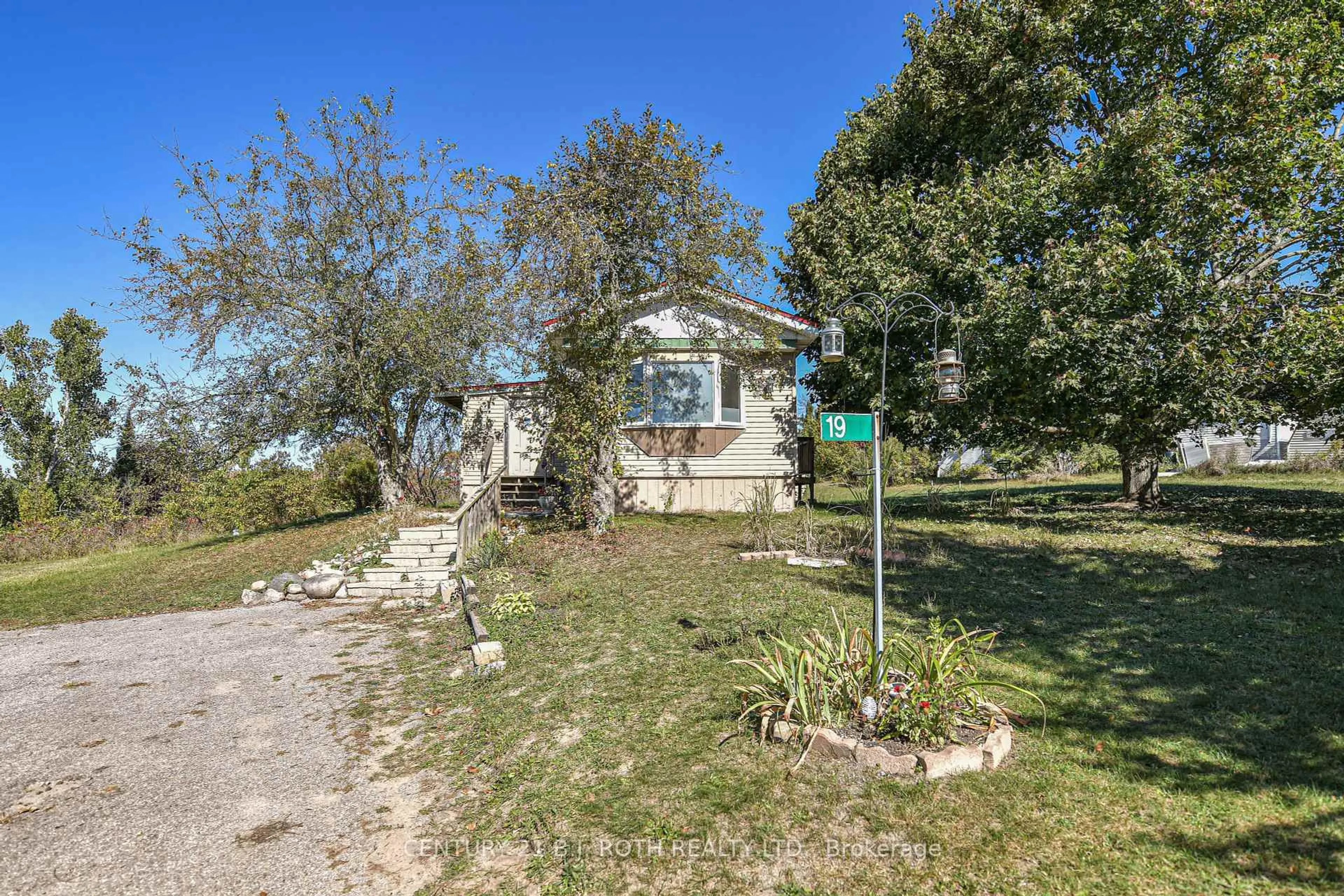 A pic from outside/outdoor area/front of a property/back of a property/a pic from drone, unknown for 19 Claremont Cres, Oro-Medonte Ontario L3V 0P9