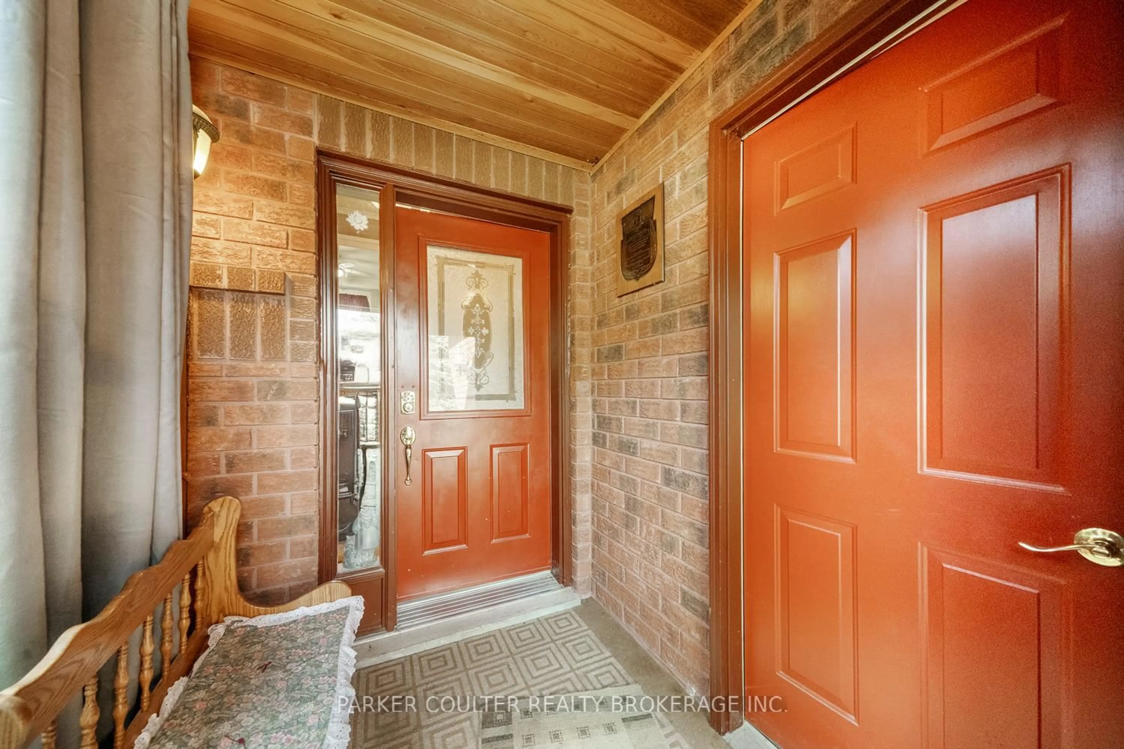Indoor entryway for 73 Timberland Cres, Wasaga Beach Ontario L9Z 1G9