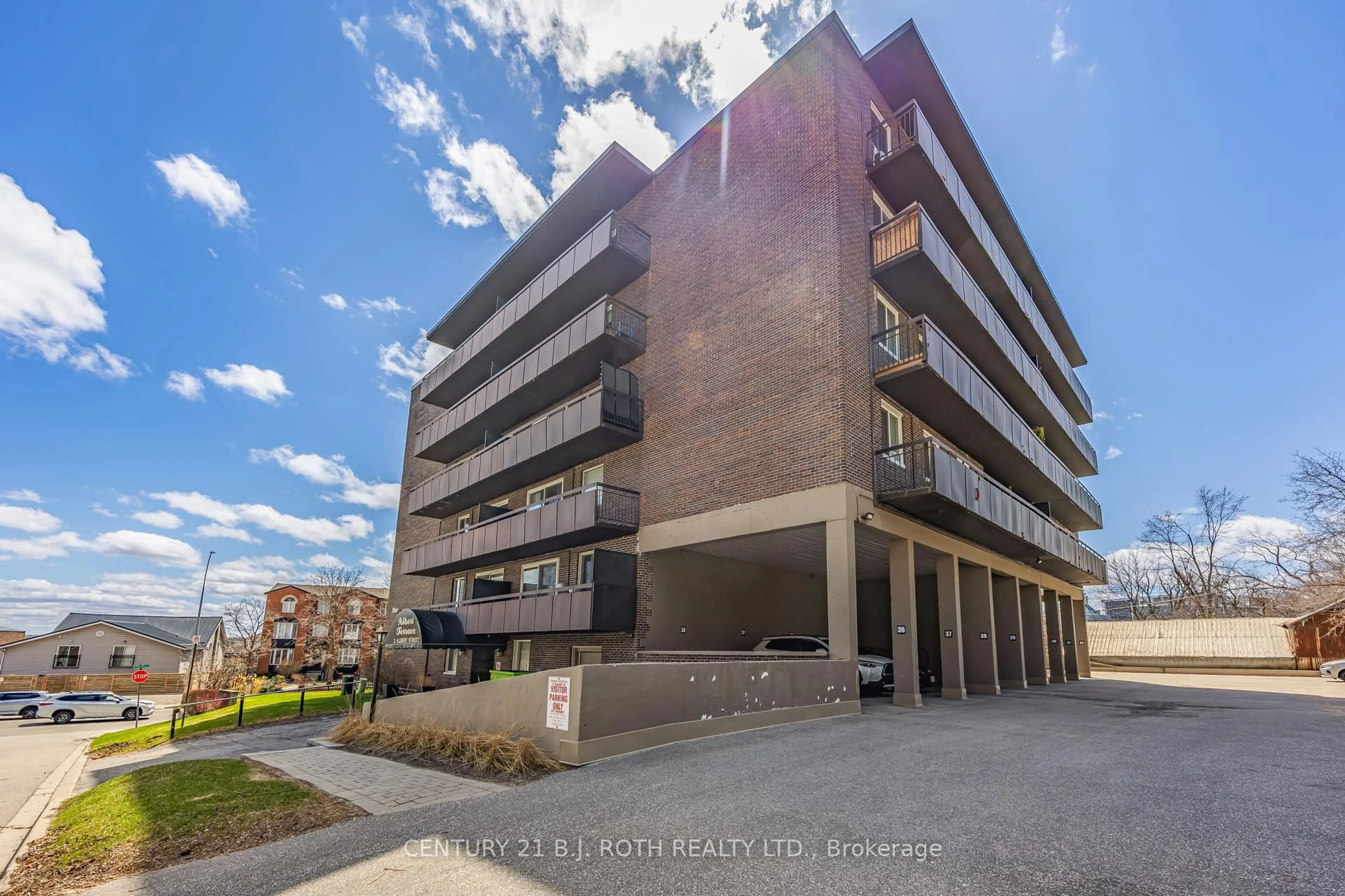 A pic from outside/outdoor area/front of a property/back of a property/a pic from drone, building for 2 Albert St #32, Barrie Ontario L4M 3S4