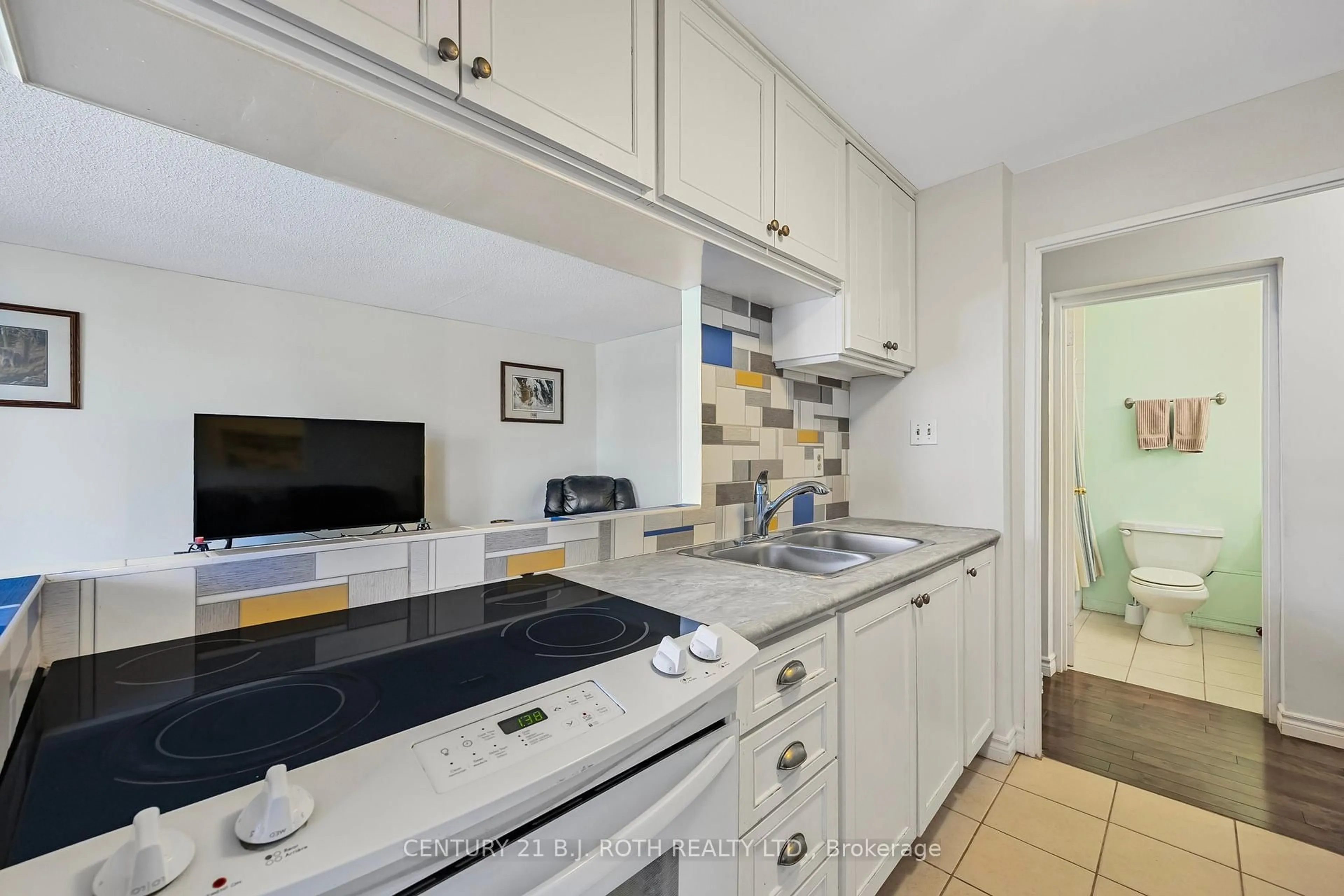 Standard kitchen, ceramic/tile floor for 2 Albert St #32, Barrie Ontario L4M 3S4